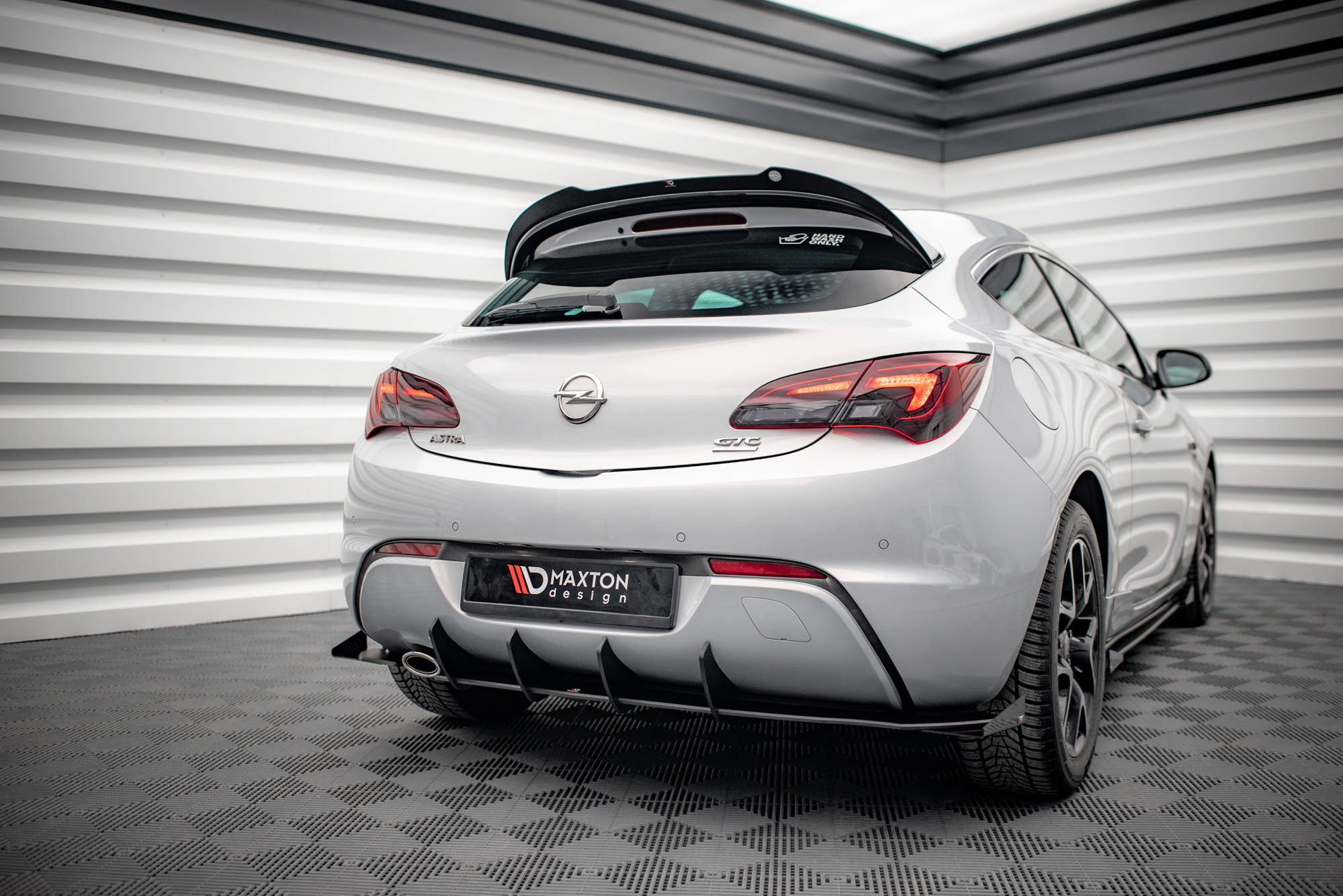 Maxton Design Robuste Racing Diffusor Heck Ansatz + Flaps passend für Opel Astra GTC OPC-Line J schwarz Hochglanz