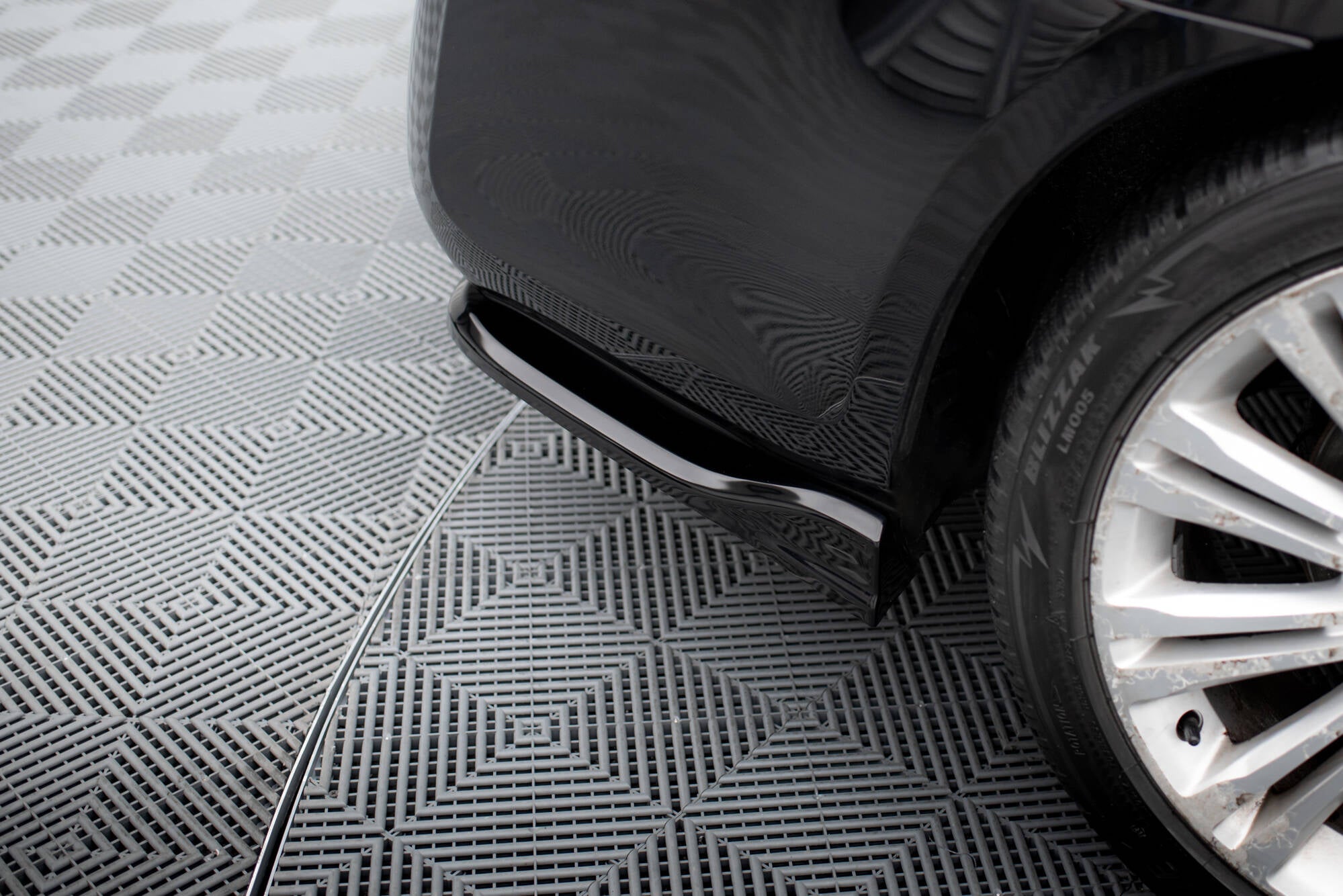 Maxton Design Heck Ansatz Flaps Diffusor passend für Chrysler 300 Mk2 schwarz Hochglanz