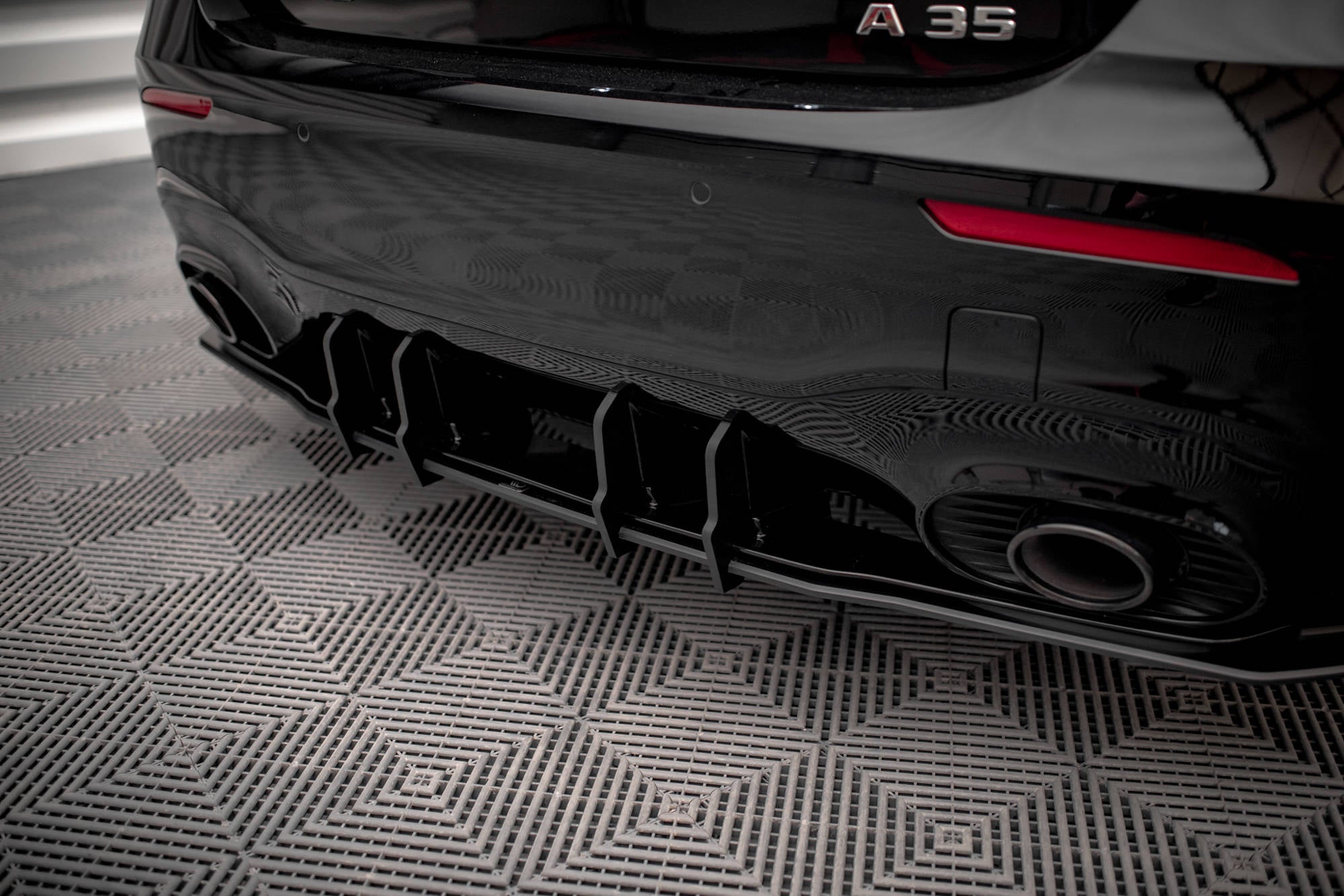 Maxton Design Robuste Racing Diffusor Heck Ansatz + Flaps passend für Mercedes A35 AMG Hatchback Aero Pack W177 schwarz Hochglanz