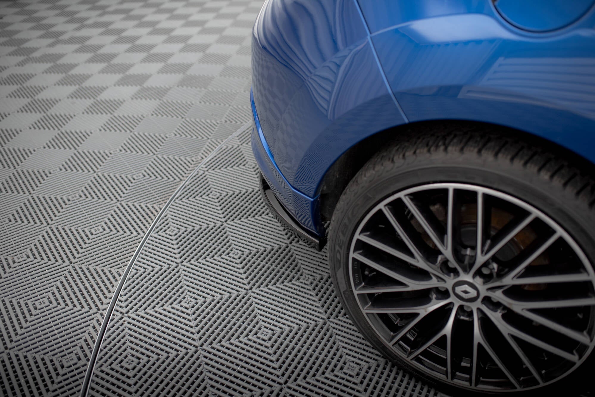 Maxton Design Street+ Mittlerer Diffusor RACE passend für Renault Megane RS Mk3 schwarz Hochglanz