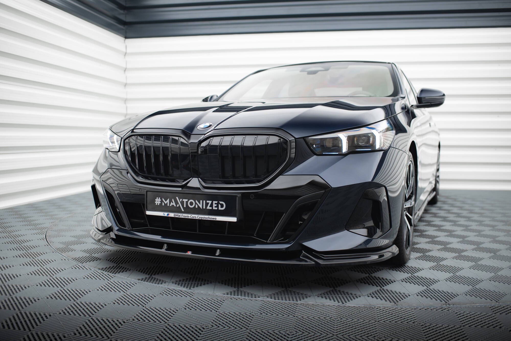 Maxton Design Street+ Spoilerlippe Front Ansatz V.1 passend für BMW 5er / i5 M-Paket Limousine / Touring G60 / G61 schwarz Hochglanz