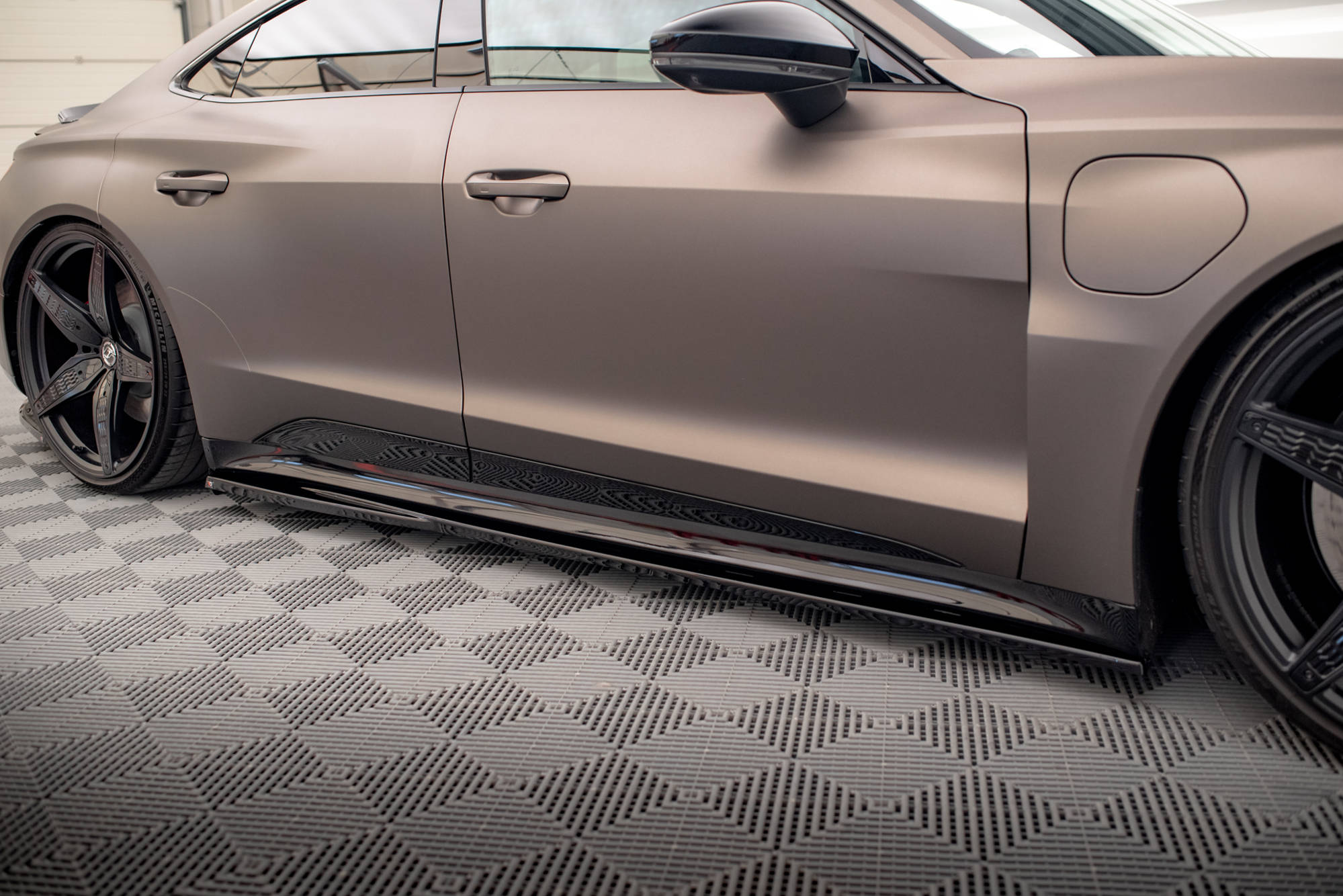 Maxton Design Street+ Seitenschweller Leisten passend für V.1 passend für Audi e-Tron GT / RS GT Mk1 schwarz Hochglanz
