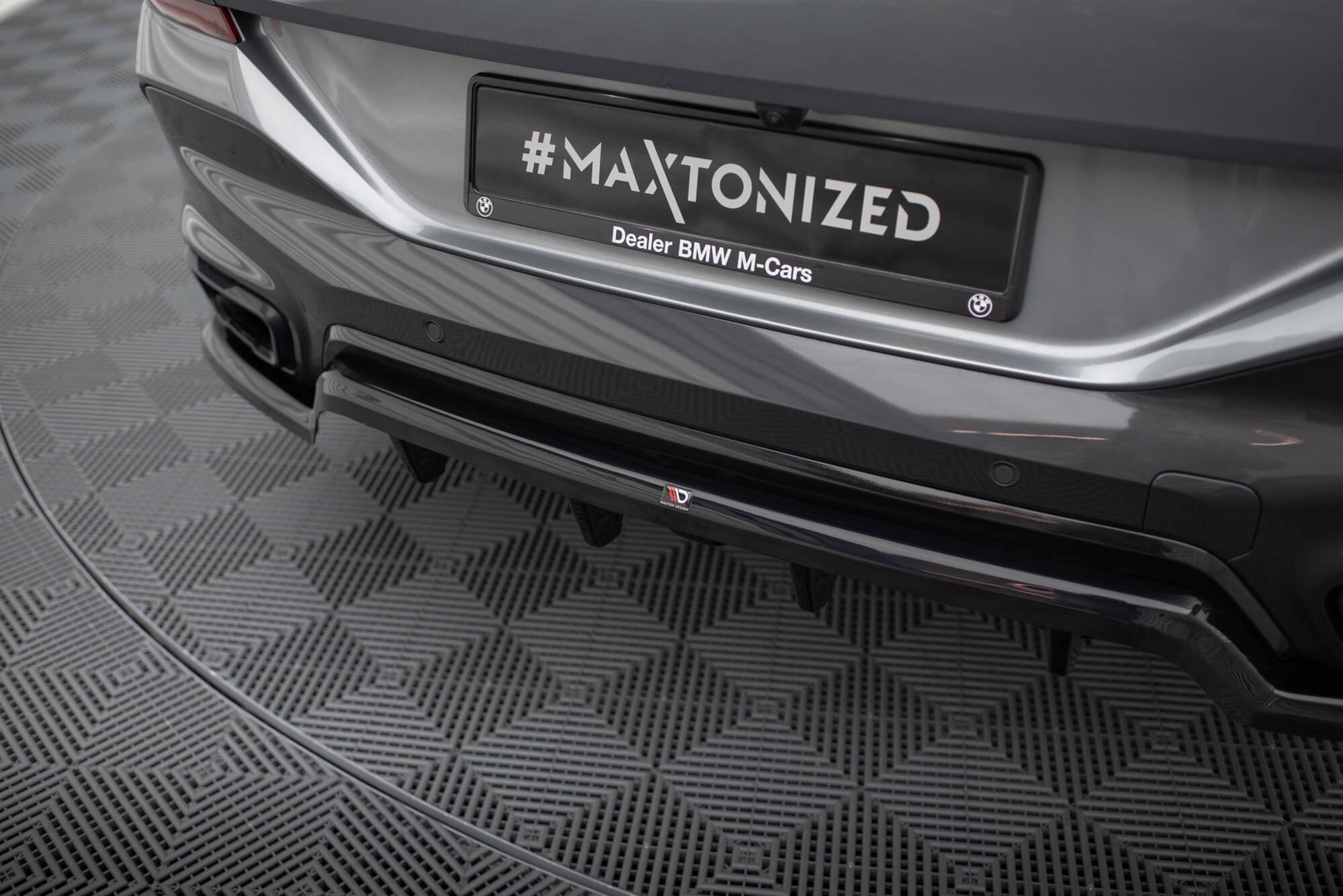Maxton Design Street+ Mittlerer Diffusor RACE passend für V.1 BMW X6 M-Paket G06 Facelift schwarz Hochglanz