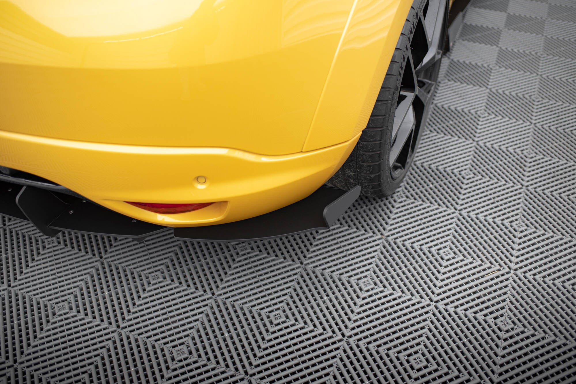Maxton Design Heck Ansatz Flaps Diffusor passend für RENAULT MEGANE MK3 RS
