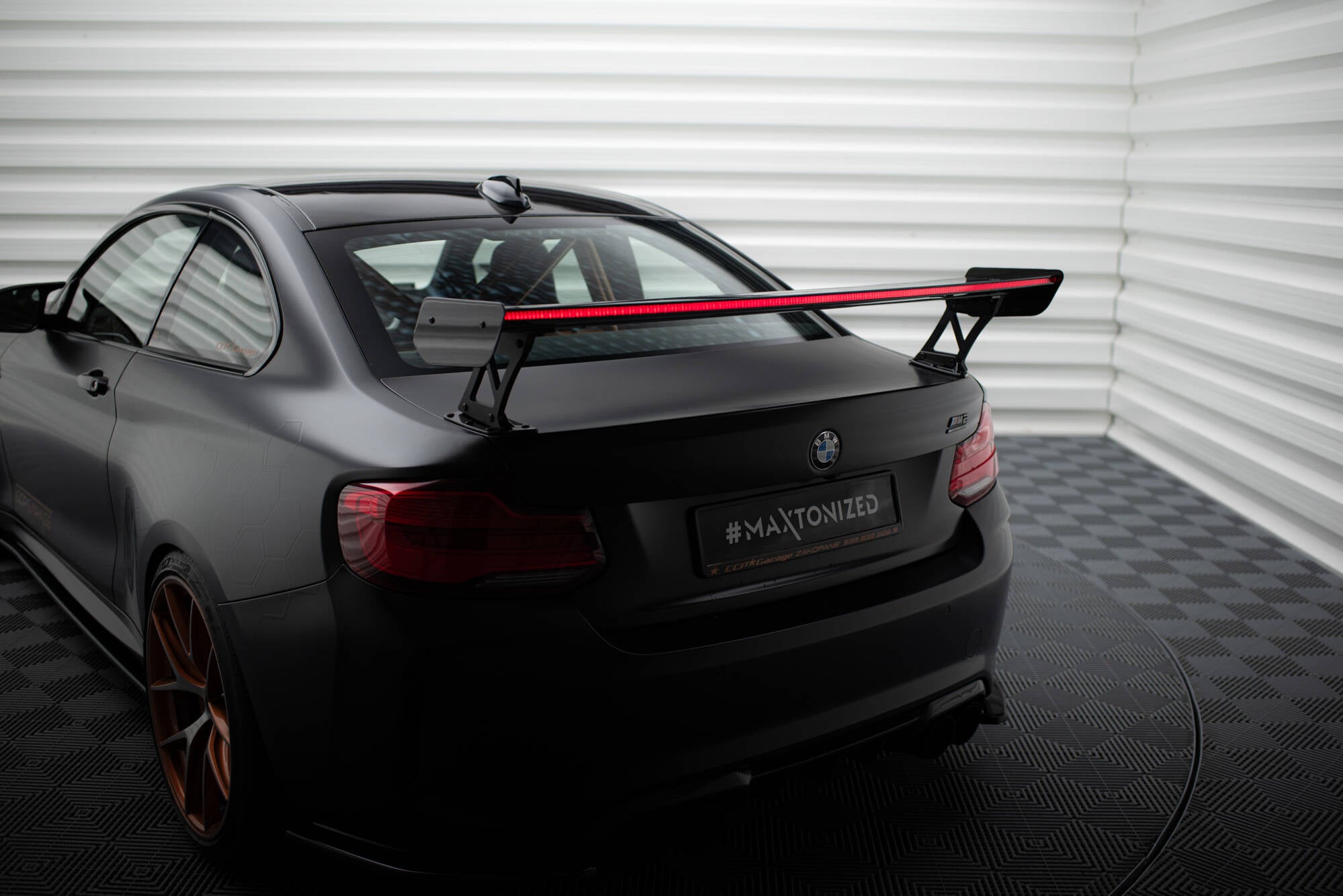Maxton Design Carbon Spoiler With External Brackets Uprights + LED BMW M2 F87 / 2 / 2 M-Paket F22 für BMW M2 F87