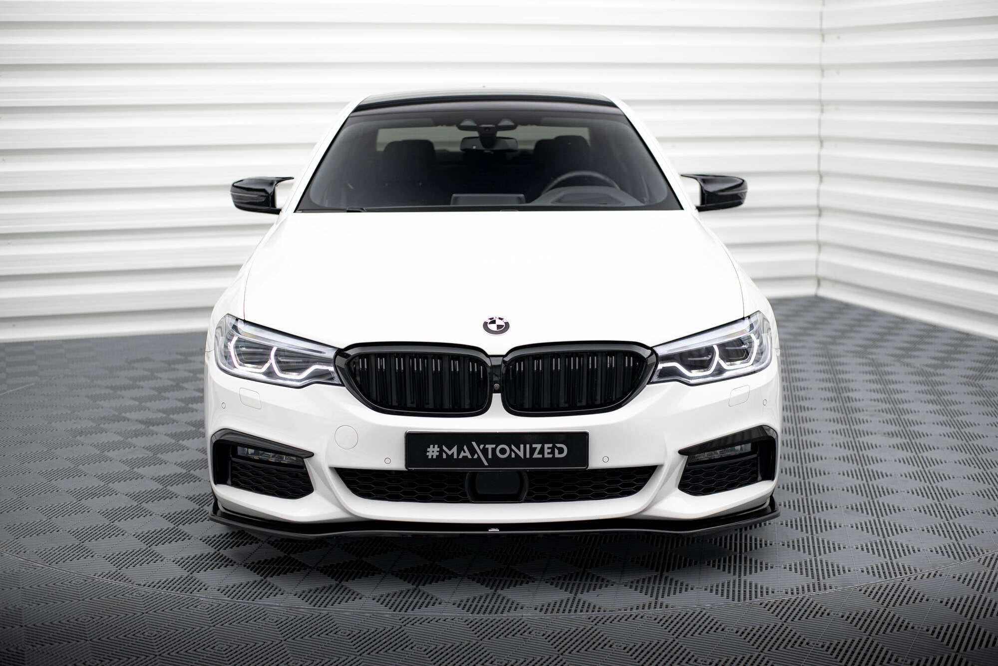Maxton Design Street+ Spoilerlippe Front Ansatz V.2 passend für BMW 5er M-Paket / M550d / M550i G30/ G31 M-Paket schwarz Hochglanz