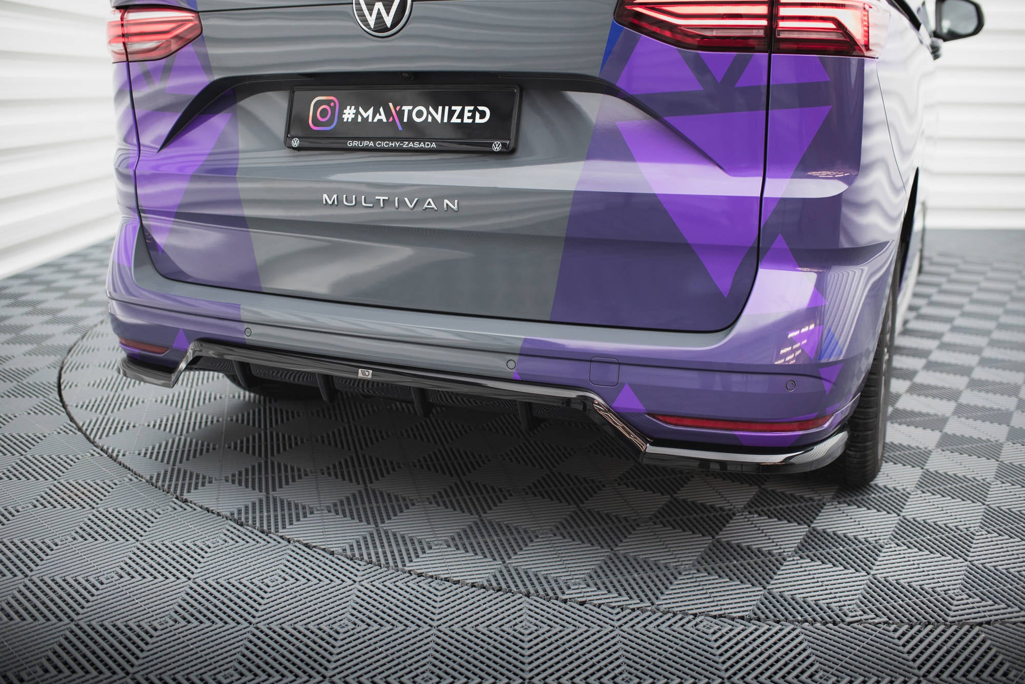 Maxton Design Street+ Mittlerer Diffusor RACE passend für VW Multivan T7 schwarz Hochglanz