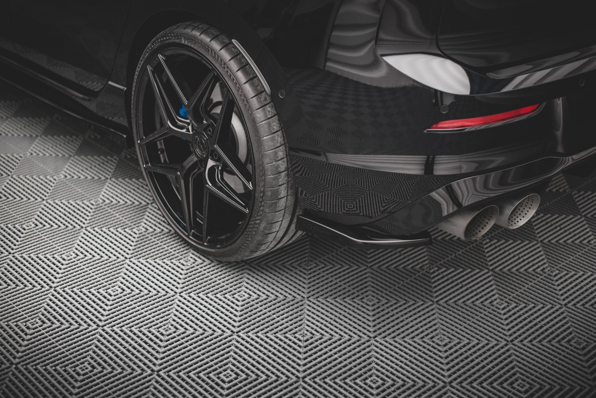 Maxton Design Heck Ansatz Flaps Diffusor V.2 passend für VW Golf R Hatchback Mk8 Facelift schwarz Hochglanz