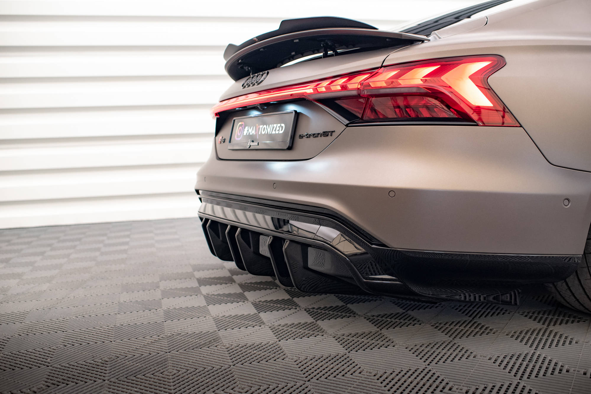 Maxton Design Diffusor Heck Ansatz passend für Audi e-Tron GT / RS GT Mk1 schwarz Hochglanz