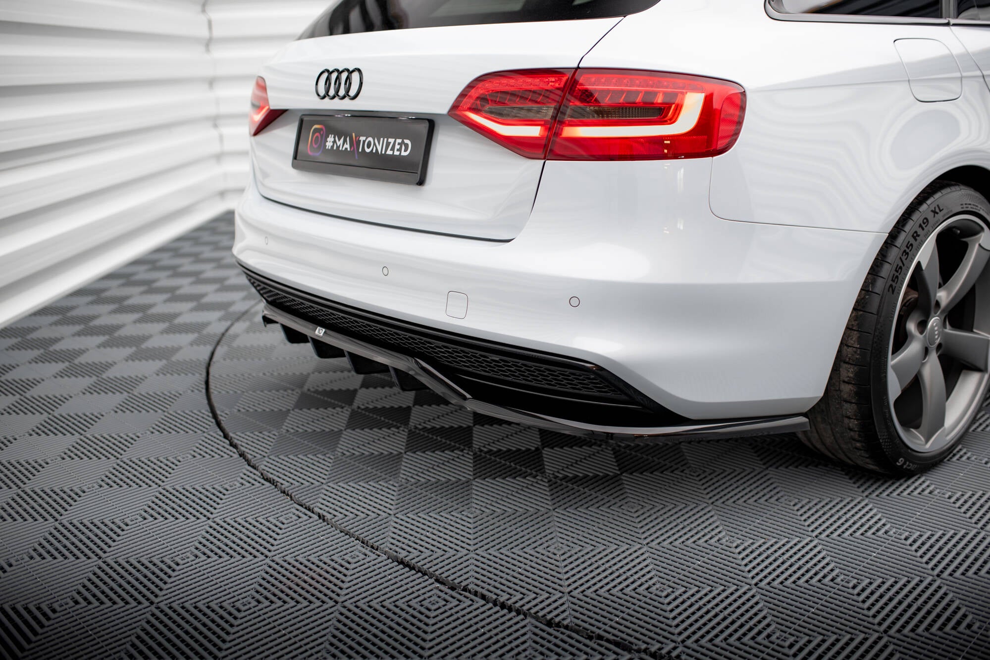Maxton Design Street+ Mittlerer Diffusor RACE passend für Audi A4 Competition B8 Facelift schwarz Hochglanz