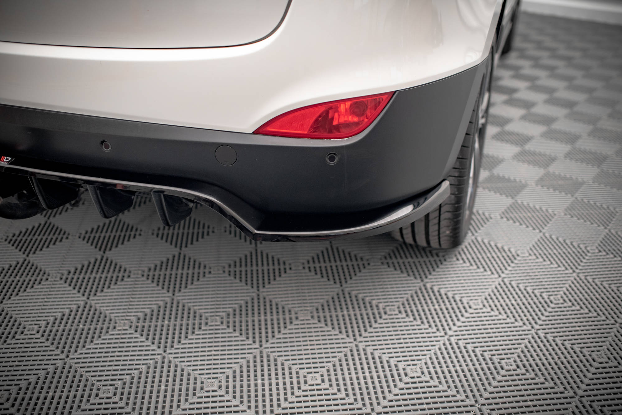 Maxton Design Street+ Mittlerer Diffusor RACE passend für Hyundai ix35 Mk1 schwarz Hochglanz