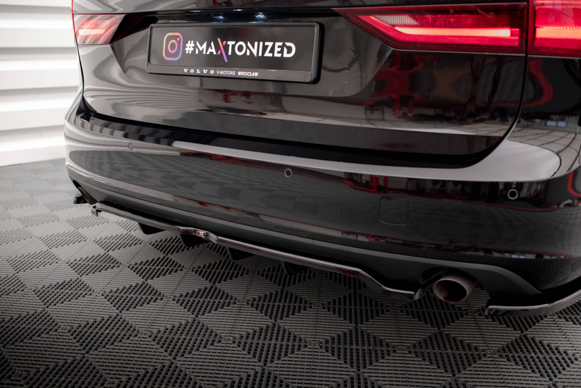 Maxton Design Street+ Mittlerer Diffusor RACE V.2 passend für Volvo V90 Mk2 schwarz Hochglanz