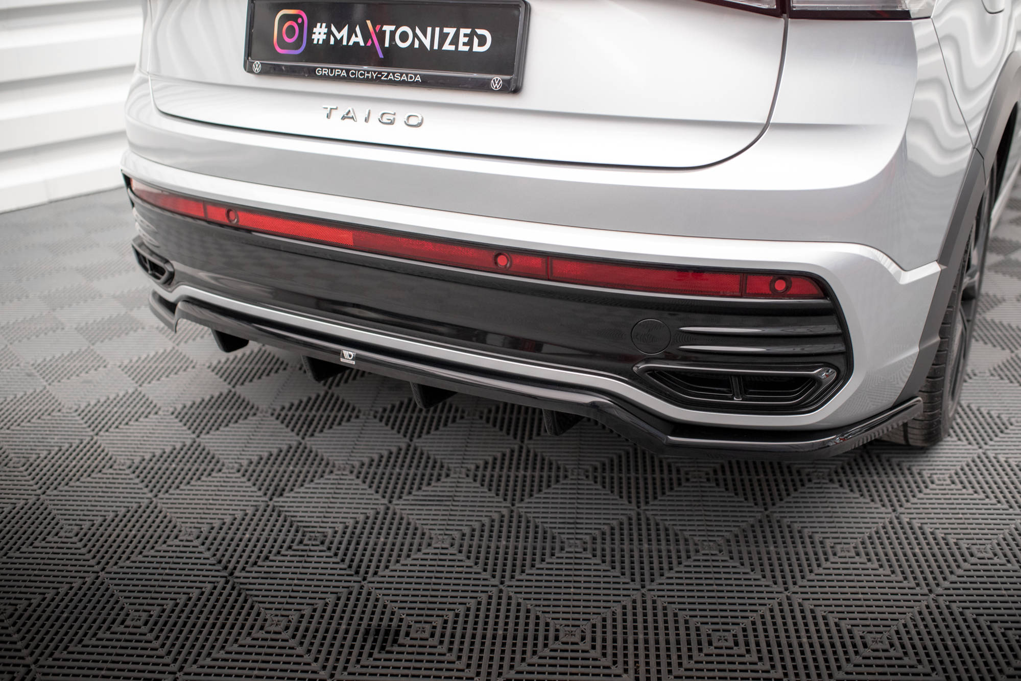 Maxton Design Street+ Mittlerer Diffusor RACE passend für VW Taigo R-Line Mk1 schwarz Hochglanz