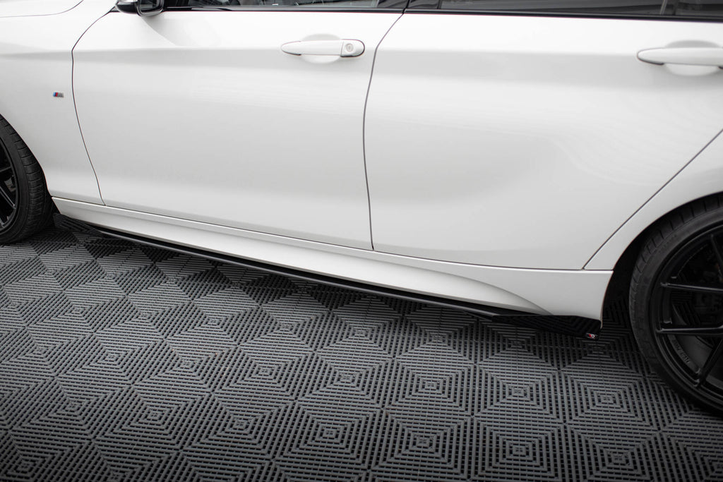 Maxton Design Street Pro Street+ Seitenschweller Leisten V.2 passend für + Flaps passend für BMW 1er F20 M135i / M140i / M-Paket schwarz Hochglanz