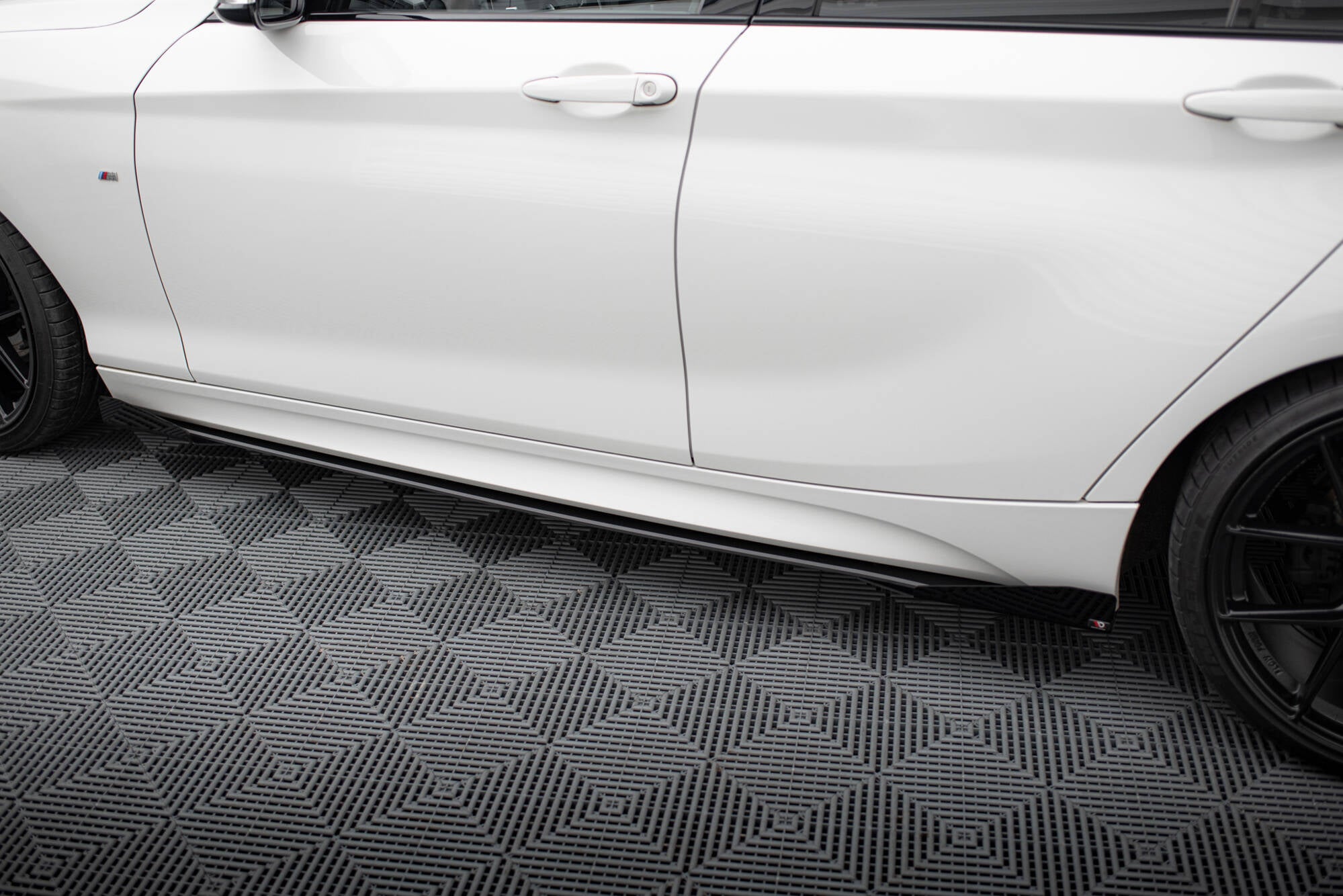 Maxton Design Seitenschweller Flaps passend für BMW 1er F20 M135i / M140i / M-Paket schwarz Hochglanz