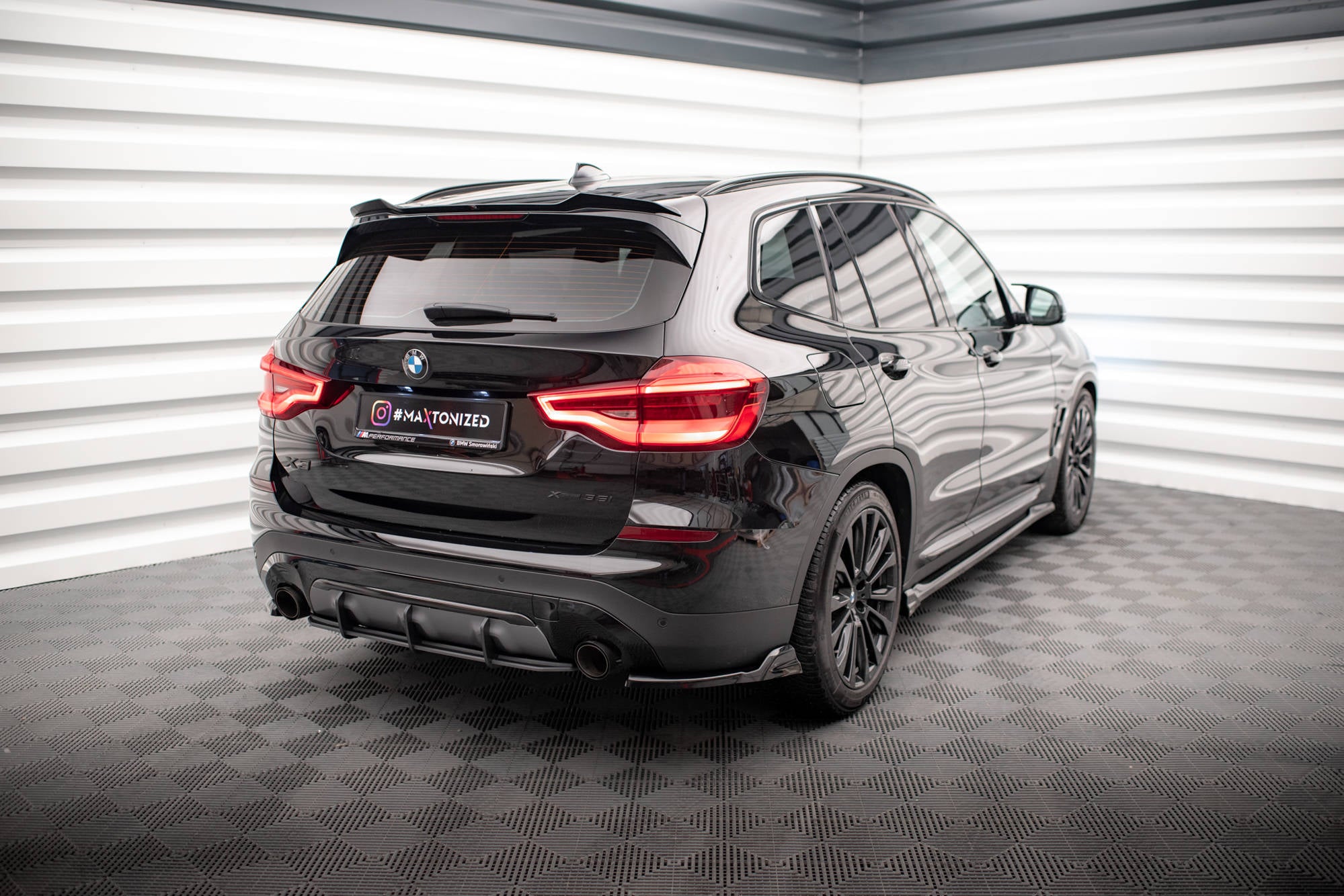Maxton Design Heck Ansatz Flaps Diffusor passend für BMW X3 G01 schwarz Hochglanz