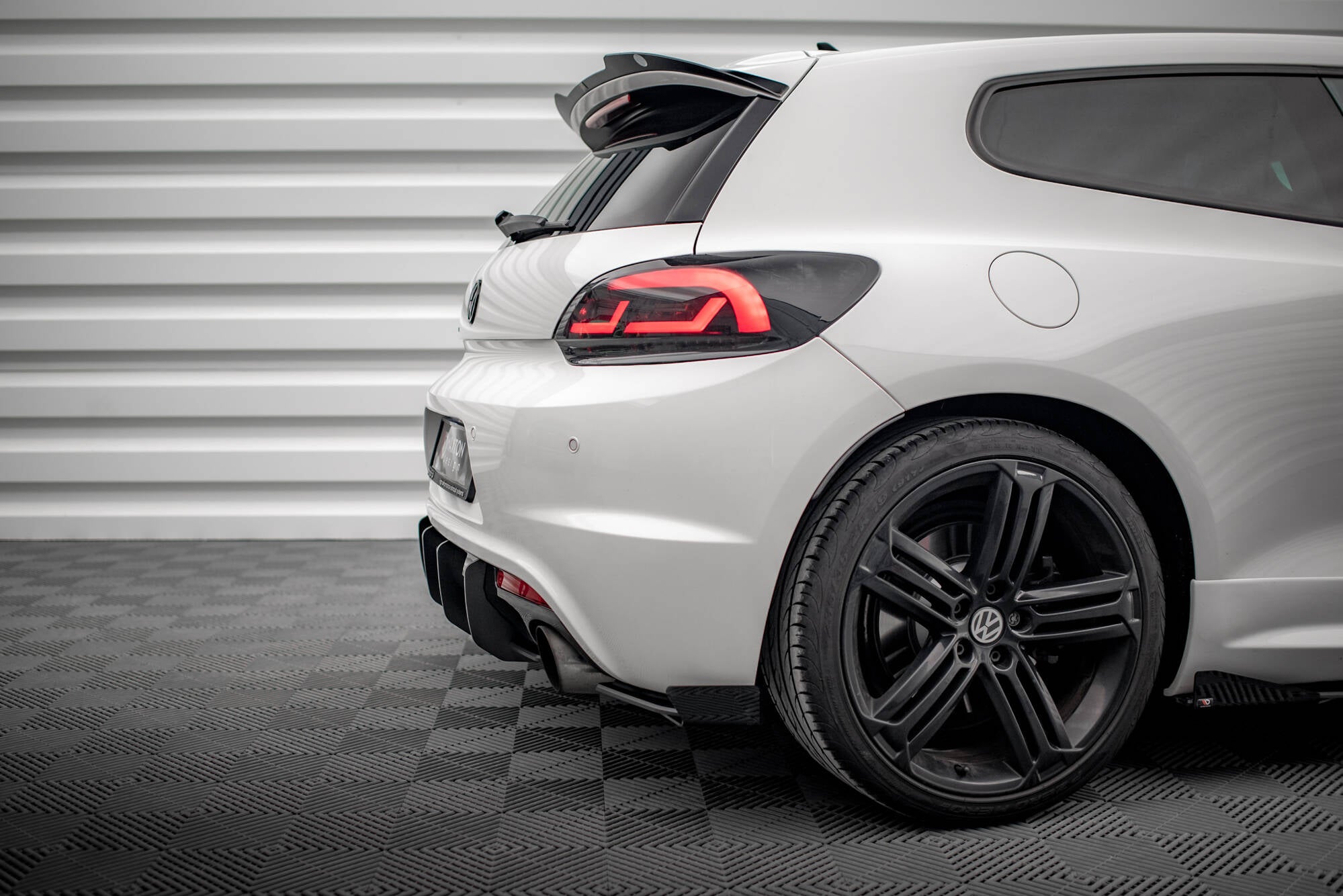 Maxton Design Hintere Seiten Flaps passend für VW Scirocco R Mk3 schwarz Hochglanz
