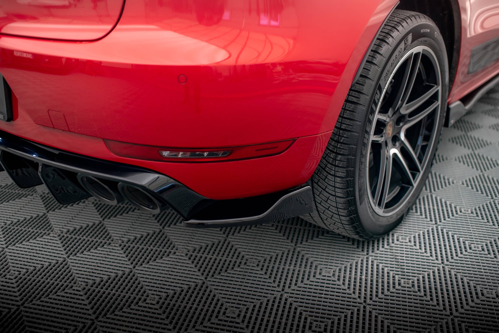 Maxton Design Heck Ansatz Flaps Diffusor V.2 passend für Porsche Macan Mk1 schwarz Hochglanz