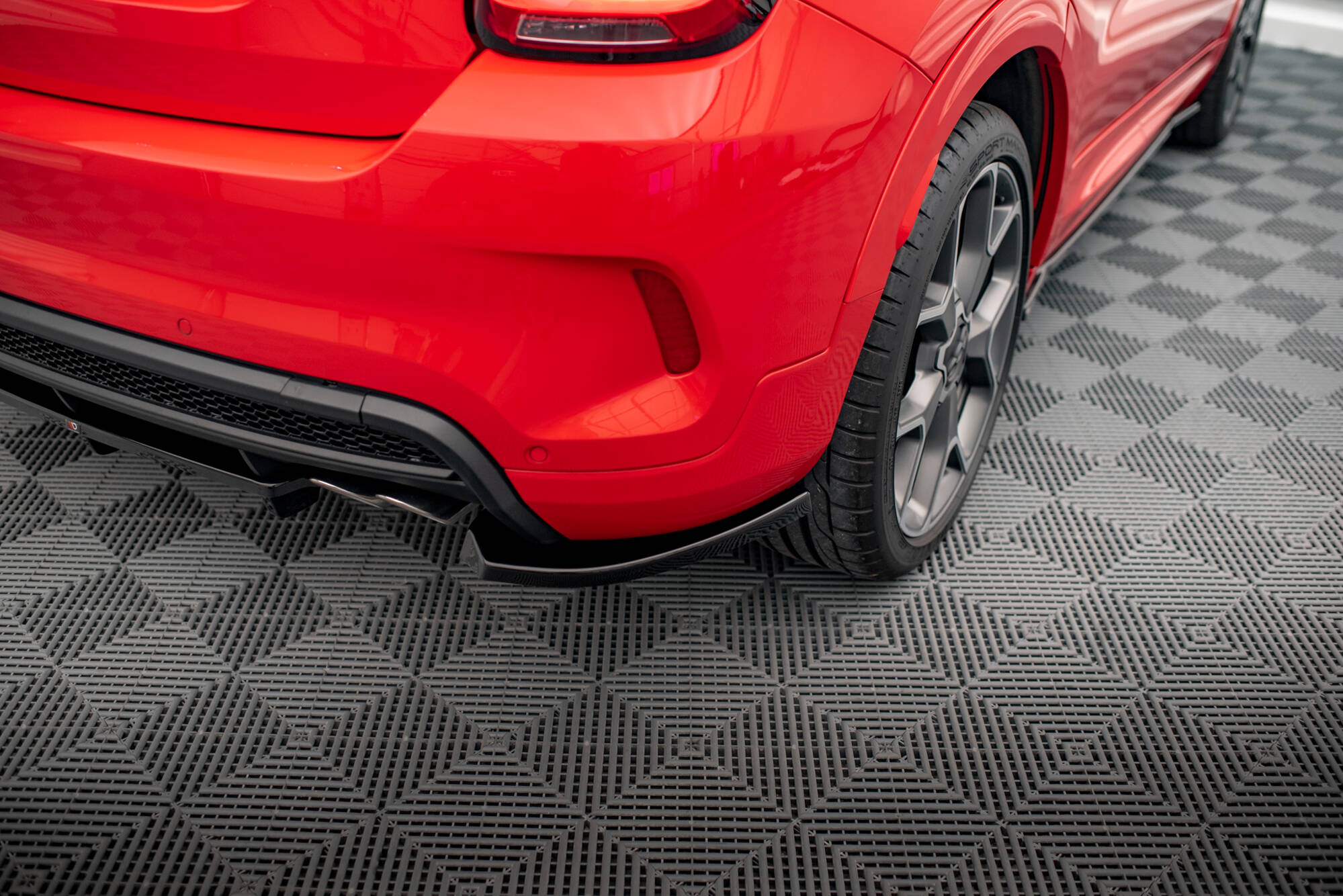 Maxton Design Street+ Mittlerer Diffusor RACE passend für Fiat 500X Sport Mk1 Facelift schwarz Hochglanz