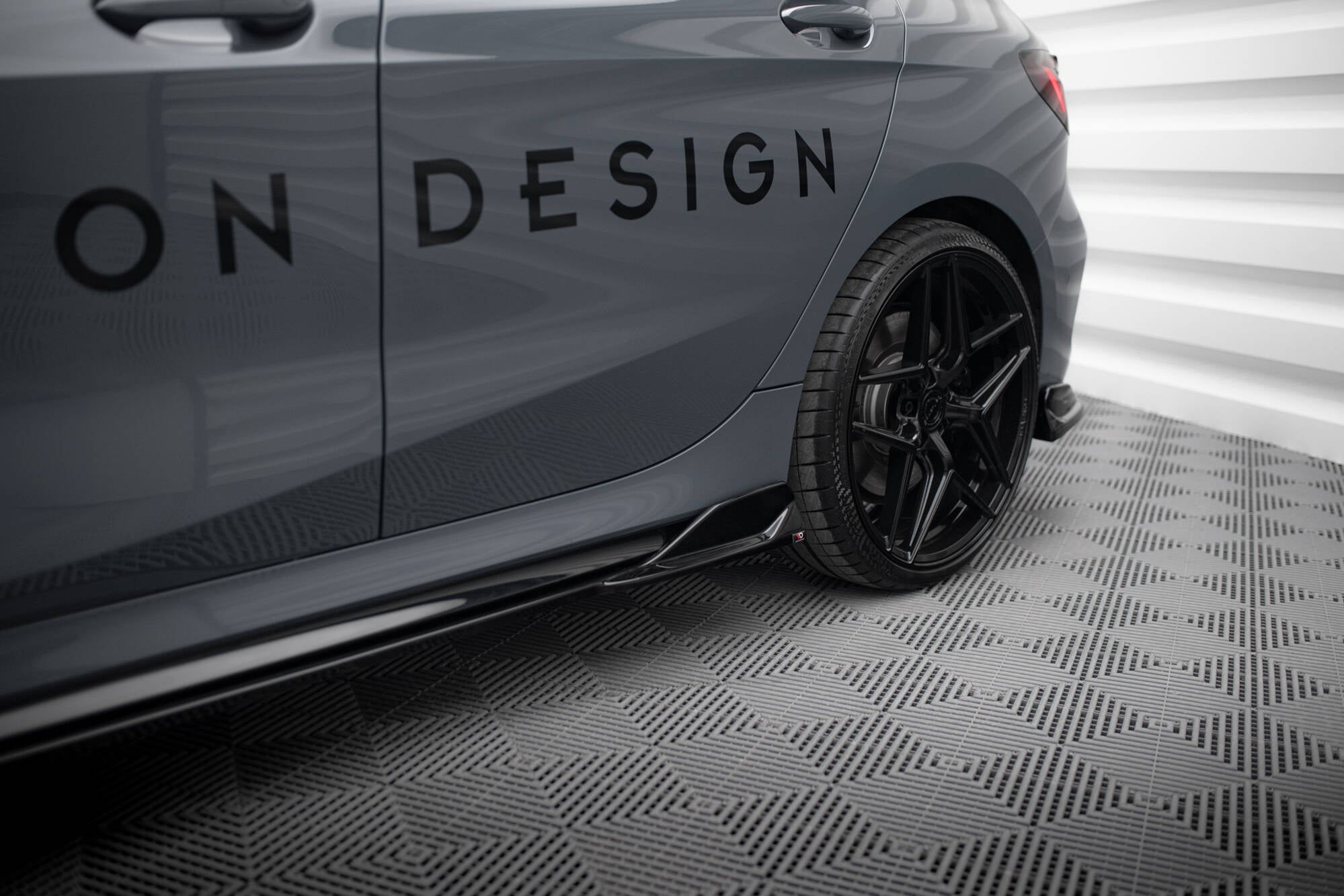 Maxton Design Street+ Seitenschweller Leisten passend für V.3 passend für BMW 1er M-Paket/ M135i / 128ti F40 schwarz Hochglanz