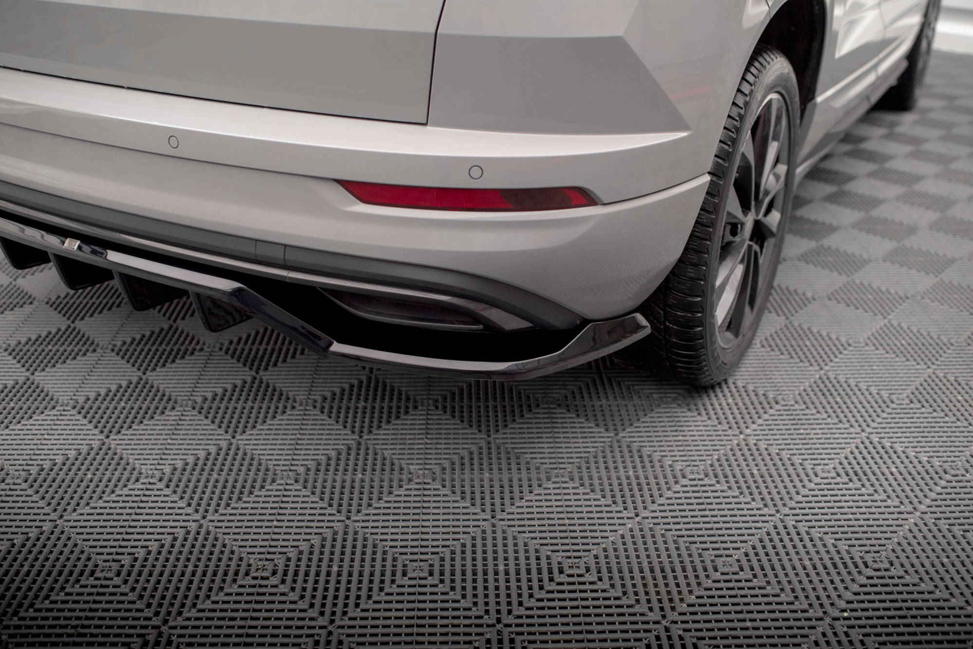 Maxton Design Street+ Mittlerer Diffusor RACE passend für Skoda Karoq Sportline Mk1 Facelift schwarz Hochglanz