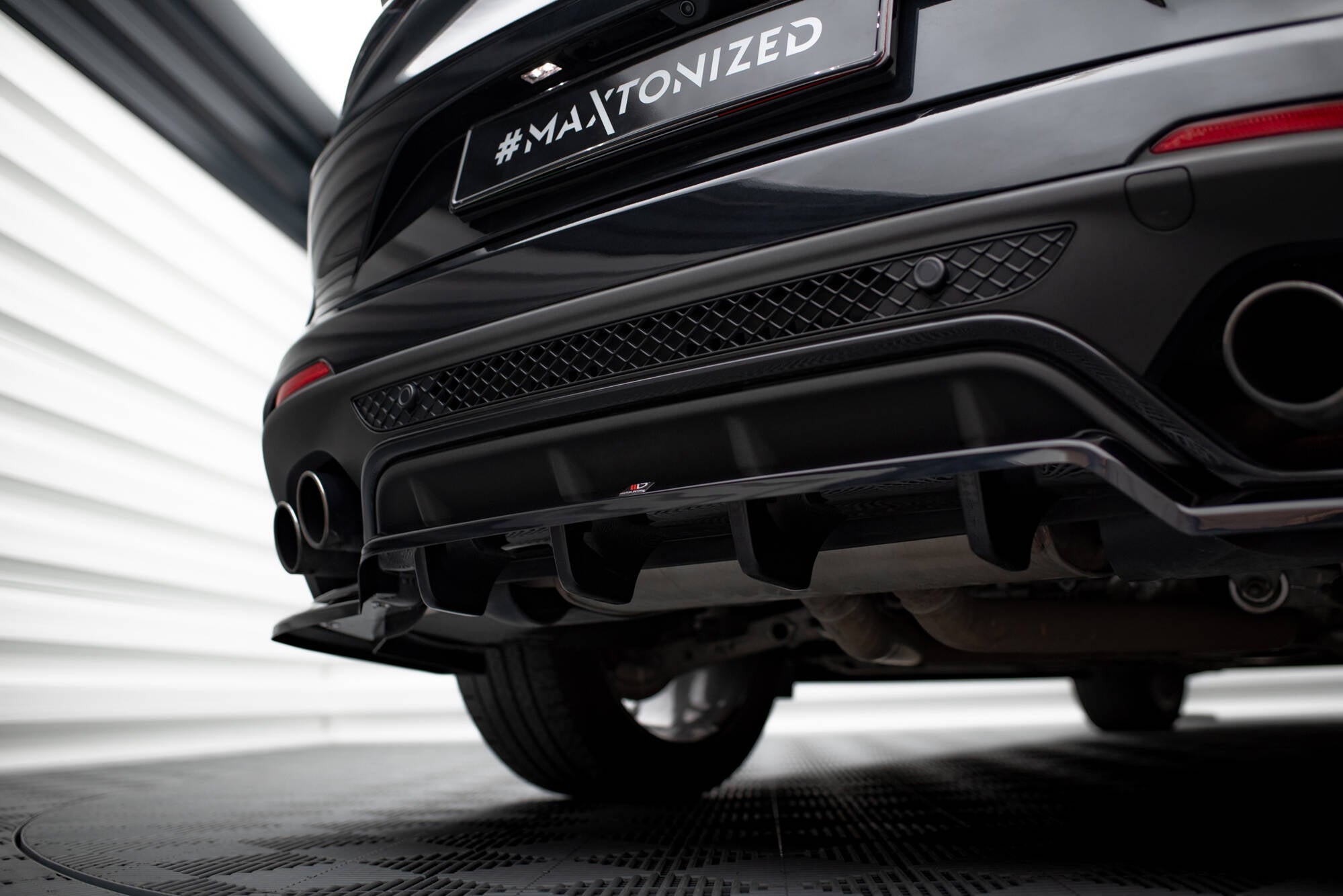 Maxton Design Street+ Mittlerer Diffusor RACE passend für Alfa Romeo Stelvio Quadrifoglio Mk1 schwarz Hochglanz