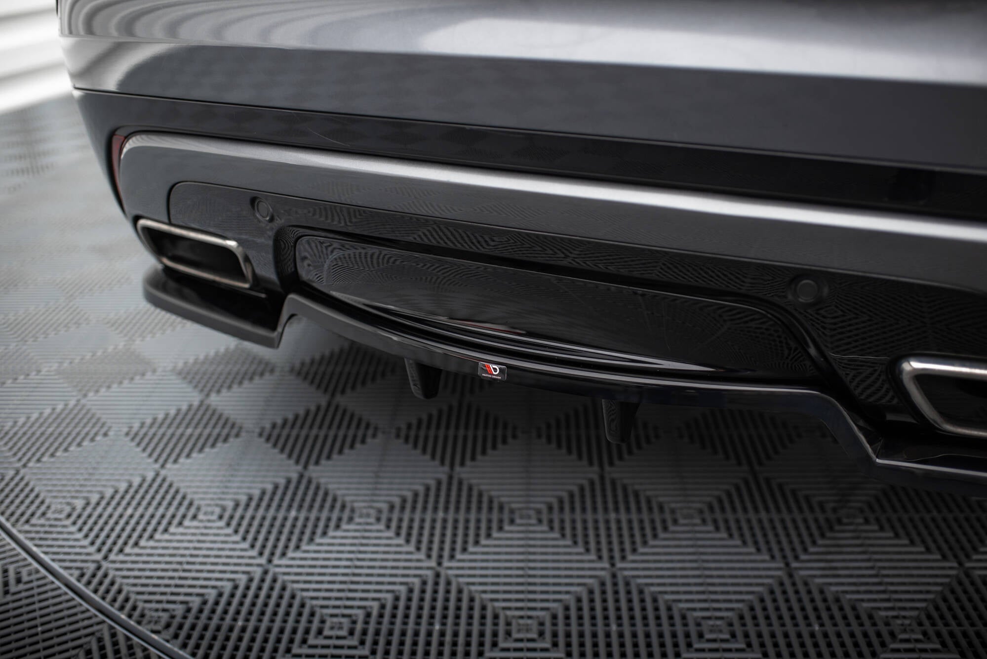 Maxton Design Street+ Mittlerer Diffusor RACE passend für V.1 Land Rover Range Rover Velar R-Dynamic Mk1 schwarz Hochglanz