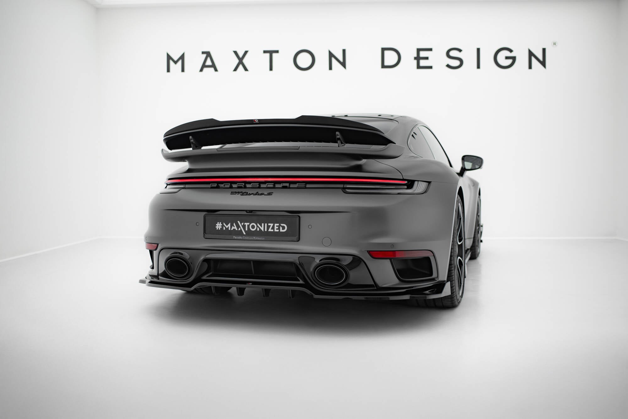 Maxton Design Street+ Mittlerer Diffusor RACE passend für Porsche 911 Turbo S Sport Package 992 schwarz Hochglanz