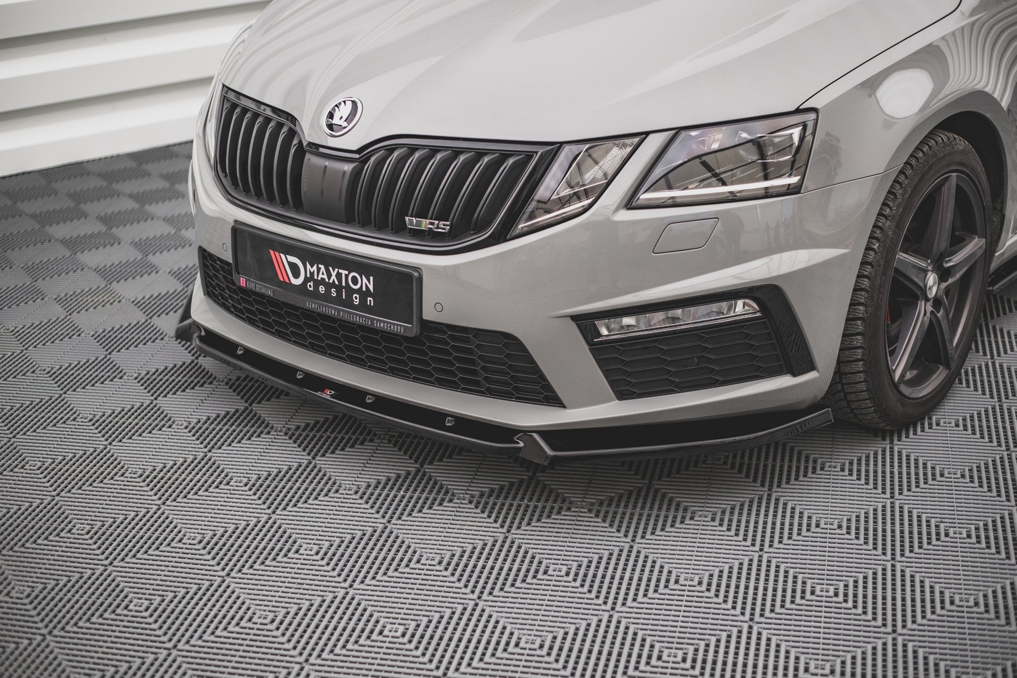 Maxton Design Street+ Spoilerlippe Front Ansatz V.2 passend für Skoda Octavia RS Mk3 Facelift schwarz Hochglanz