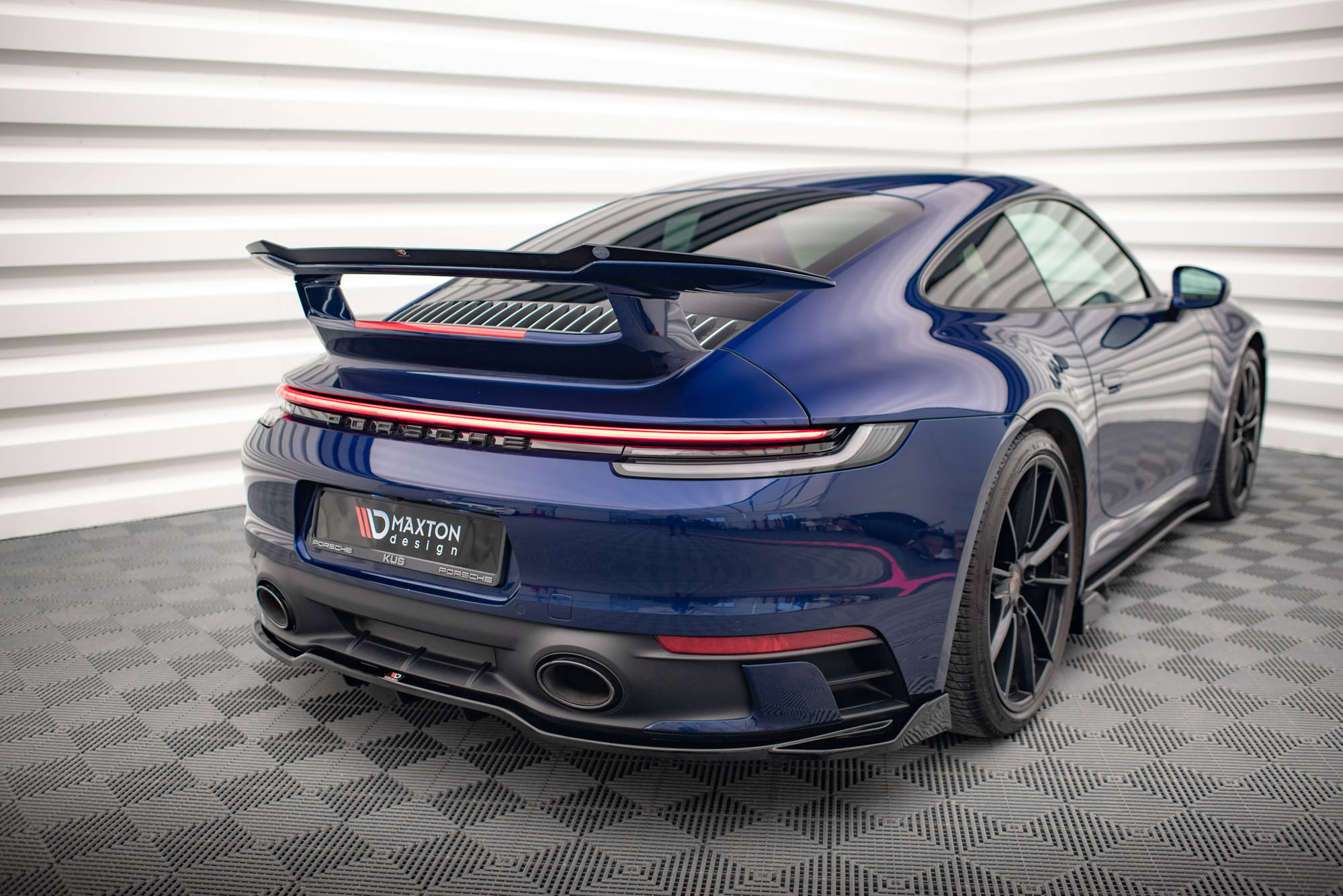 Maxton Design Street+ Mittlerer Diffusor RACE V.2 passend für Porsche 911 Carrera Aero / Carrera GTS 992 schwarz Hochglanz