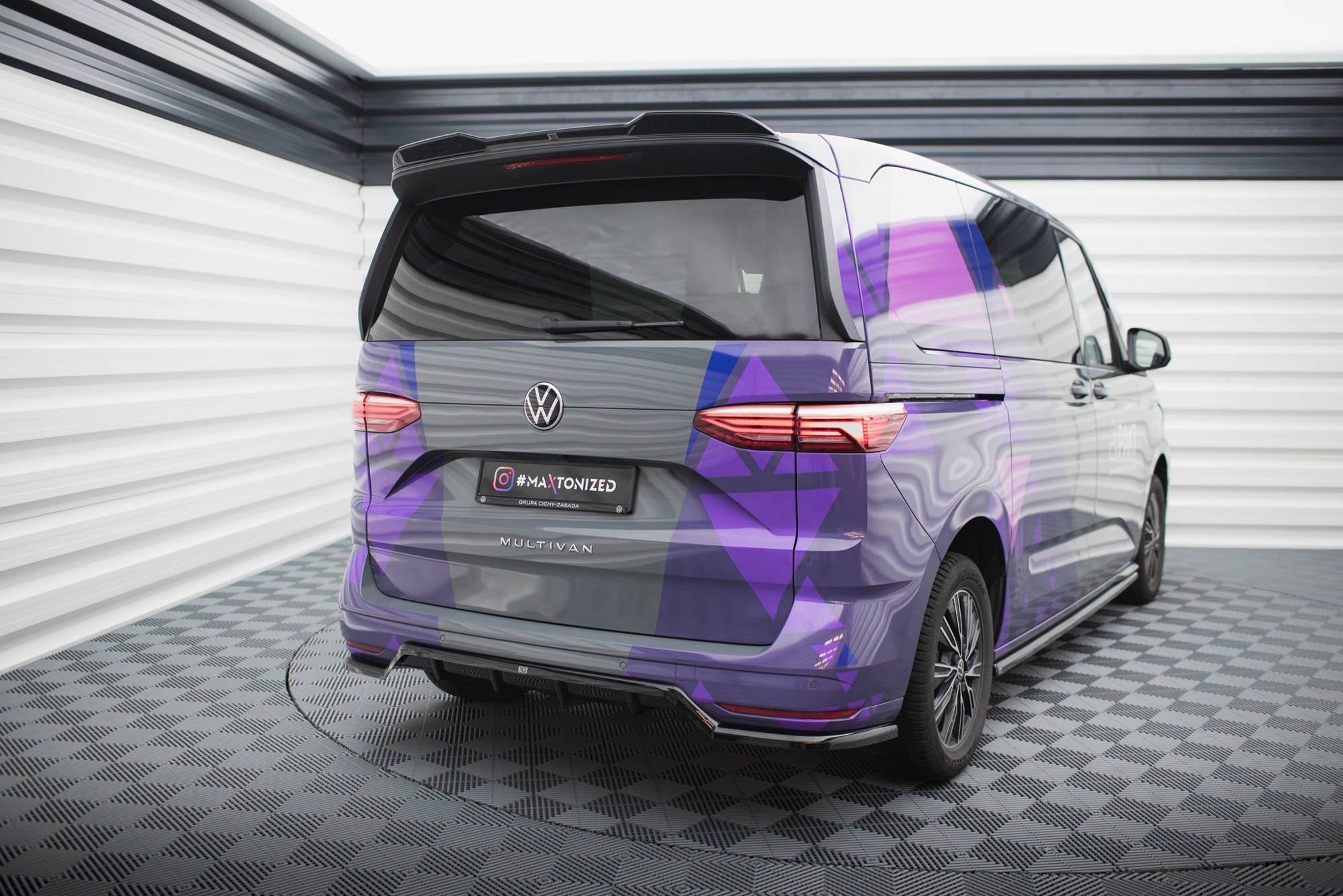 Maxton Design Street+ Mittlerer Diffusor RACE passend für VW Multivan T7 schwarz Hochglanz