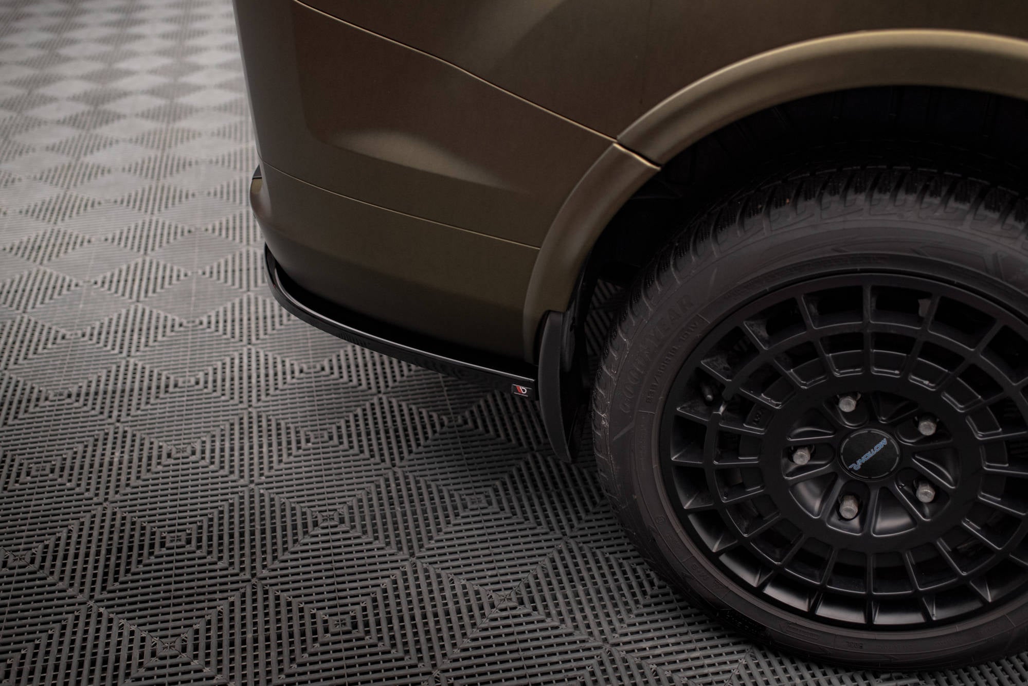 Maxton Design Heck Ansatz Flaps Diffusor passend für Ford Tourneo Custom Mk1 Facelift schwarz Hochglanz