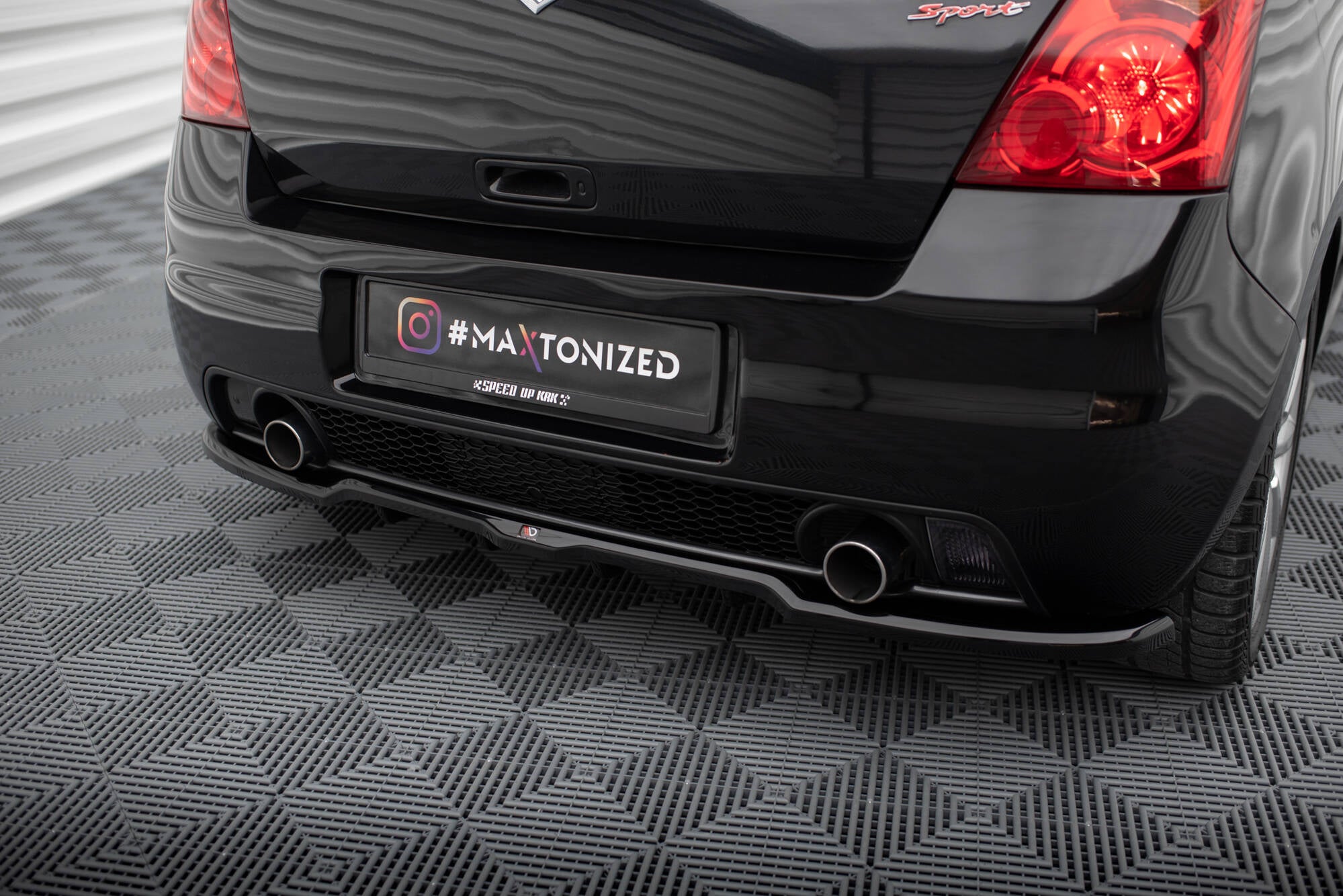 Maxton Design Street+ Mittlerer Diffusor RACE passend für Suzuki Swift Sport Mk4 schwarz Hochglanz