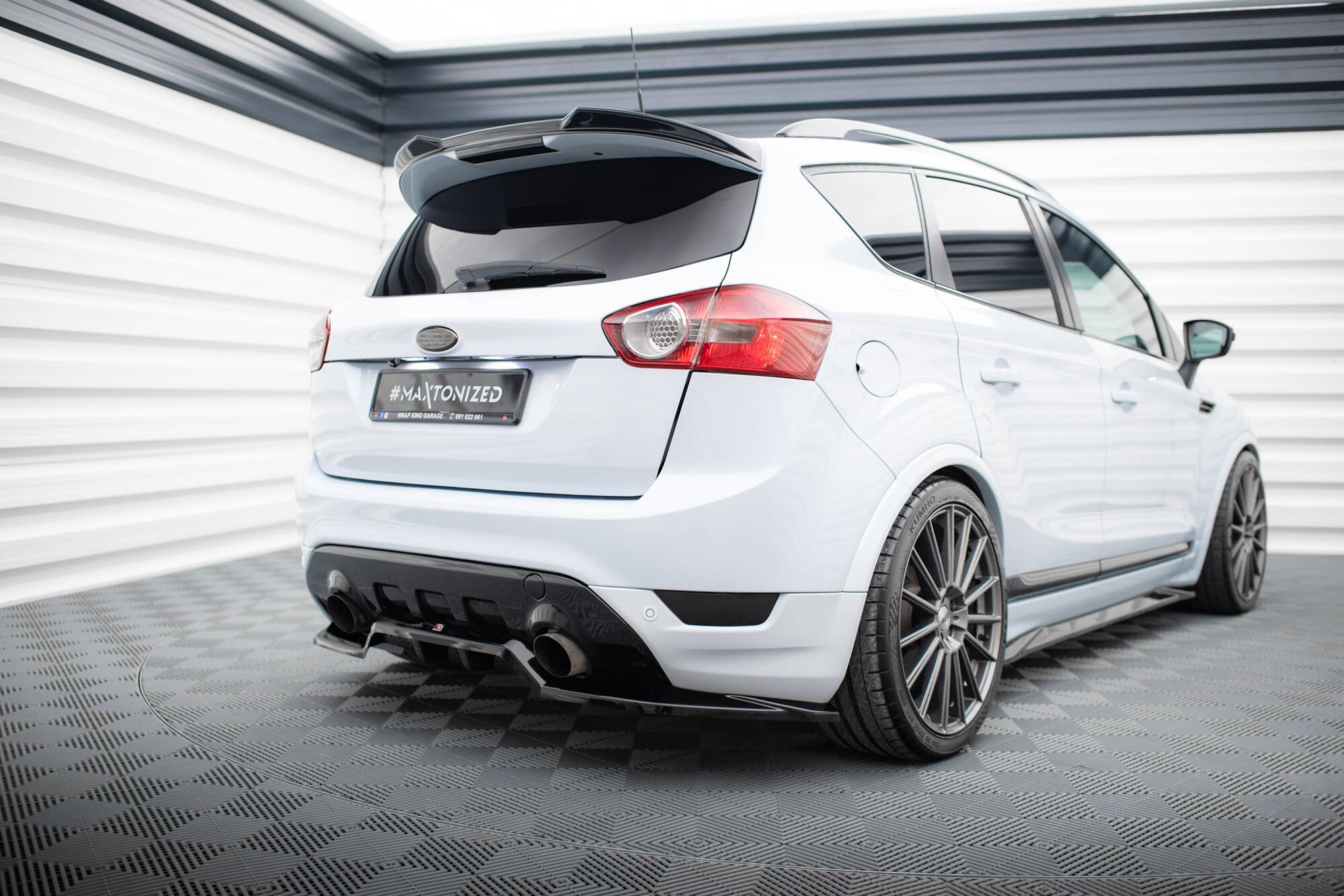 Maxton Design Street+ Mittlerer Diffusor RACE passend für Ford Kuga ST Mk1 schwarz Hochglanz
