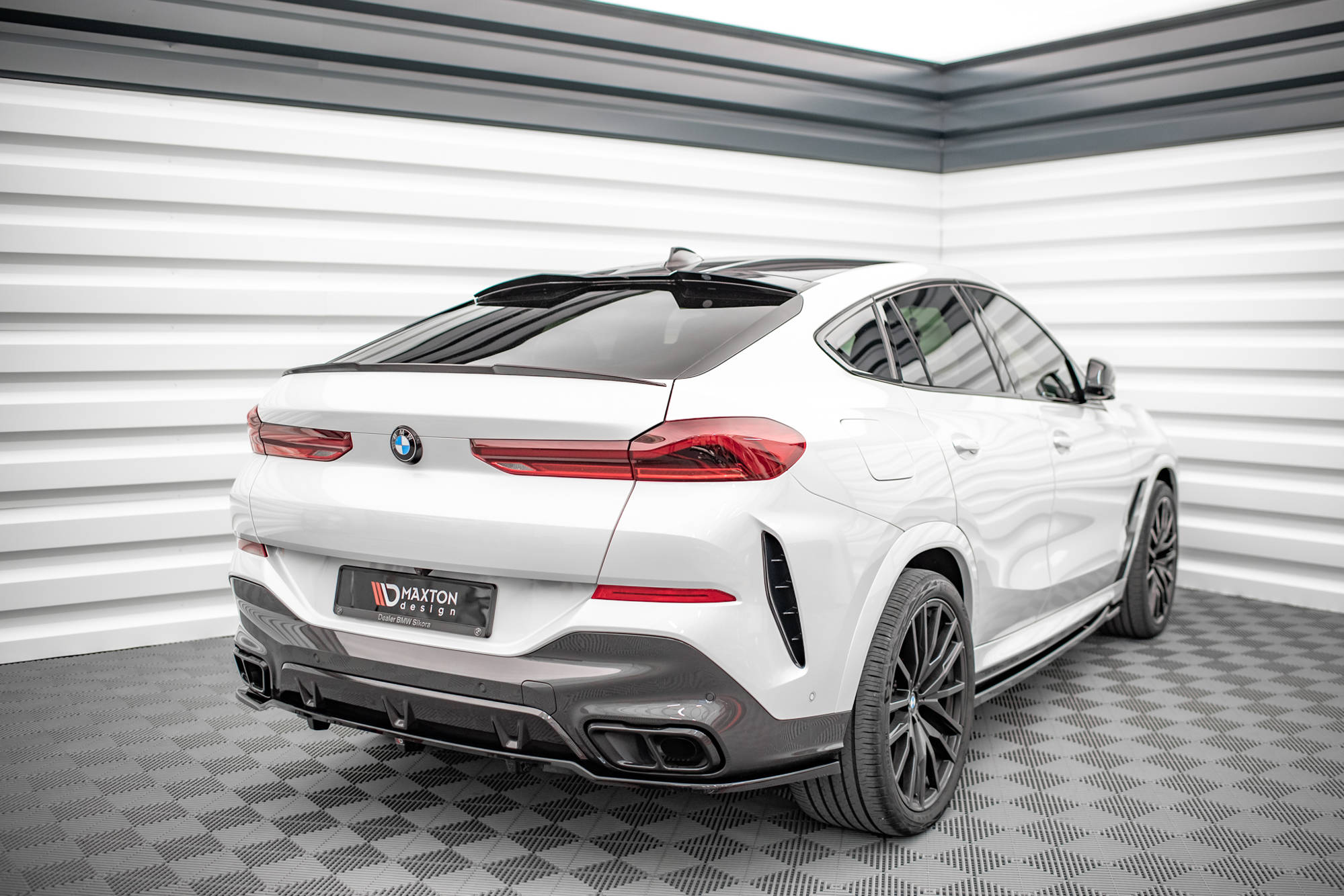 Maxton Design Street+ Mittlerer Diffusor RACE passend für V.1 BMW X6 M-Paket G06 schwarz Hochglanz