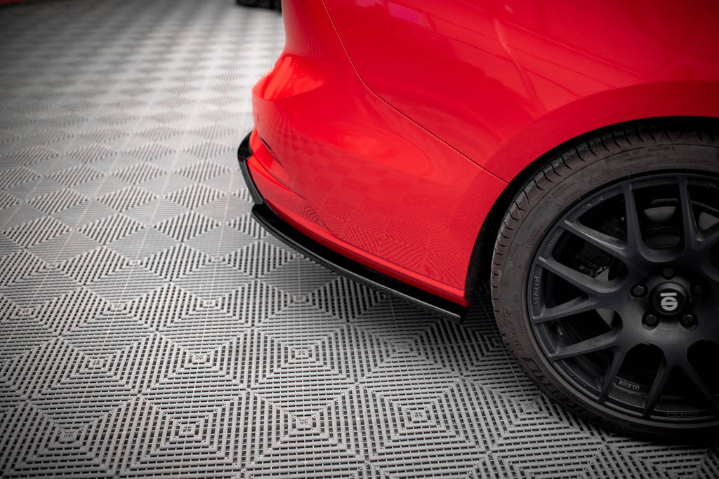 Maxton Design Heck Ansatz Flaps Diffusor V.7 passend für Ford Focus Kombi ST Mk4 schwarz Hochglanz