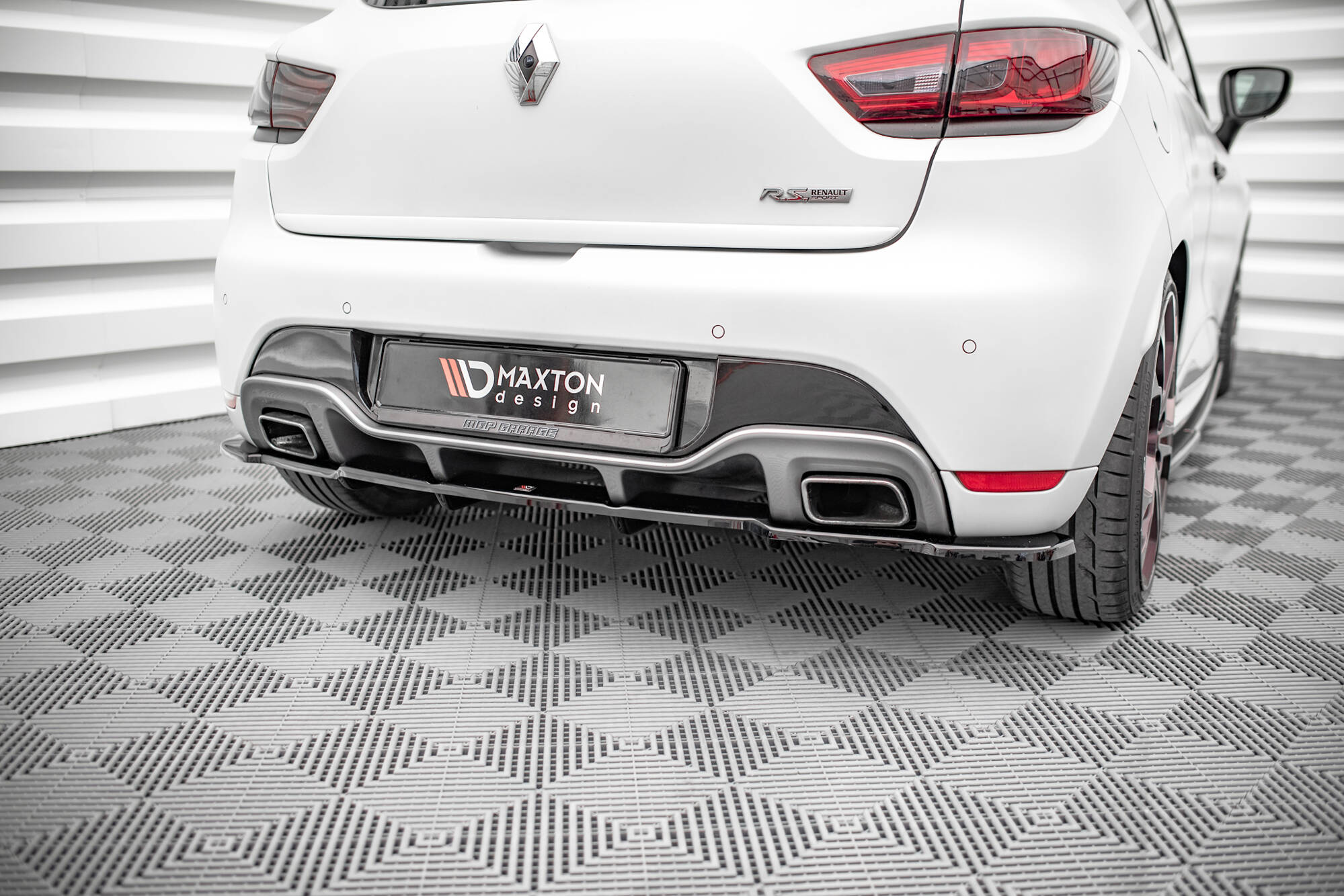 Maxton Design Street+ Mittlerer Diffusor RACE passend für Renault Clio RS Mk4 schwarz Hochglanz