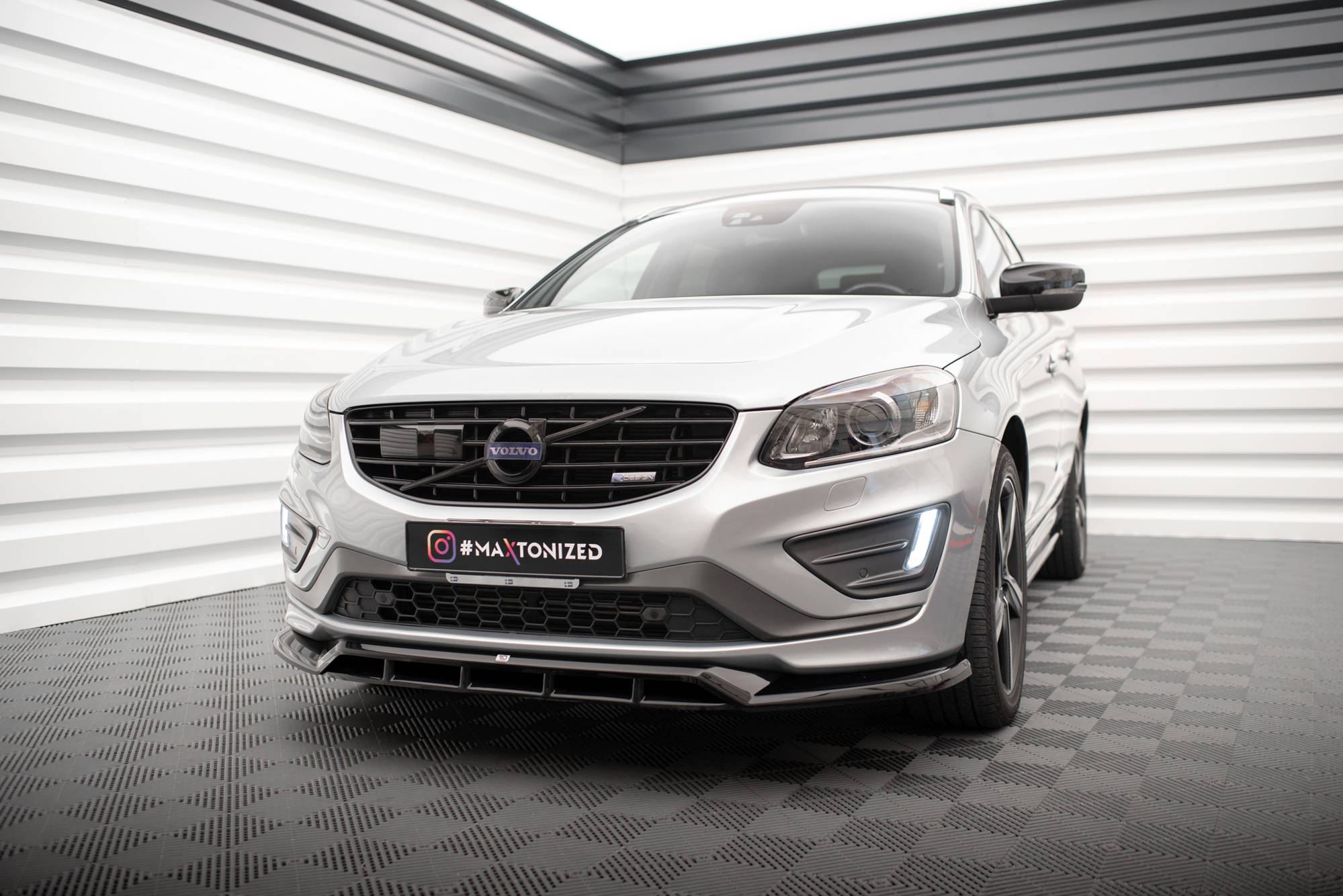 Maxton Design Street+ Spoilerlippe Front Ansatz passend für Volvo XC60 R-Design Mk1 Facelift schwarz Hochglanz
