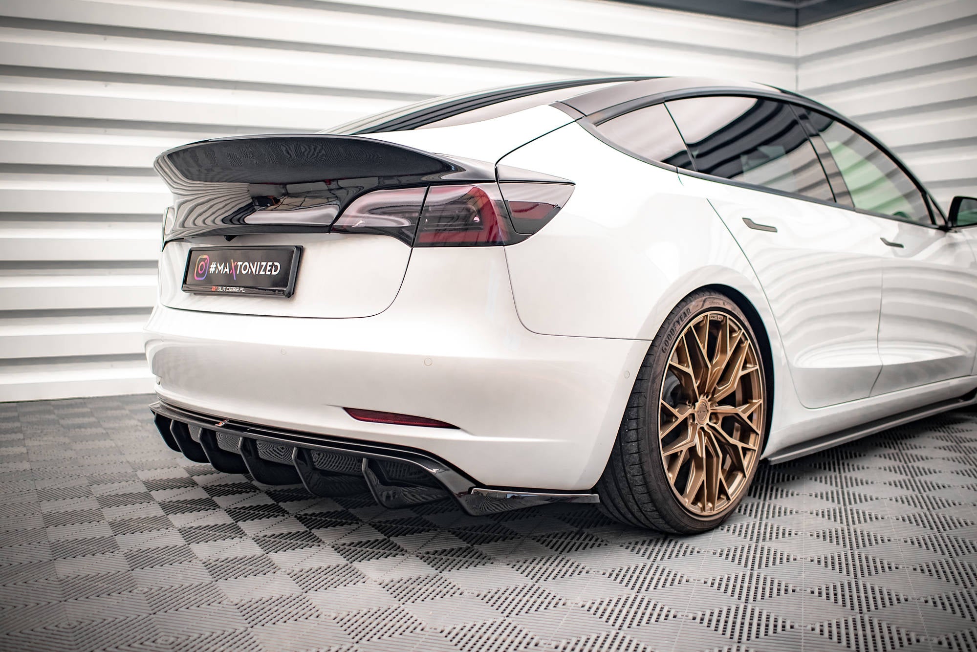 Maxton Design Heck Ansatz Flaps Diffusor V.2 passend für Tesla Model 3 schwarz Hochglanz