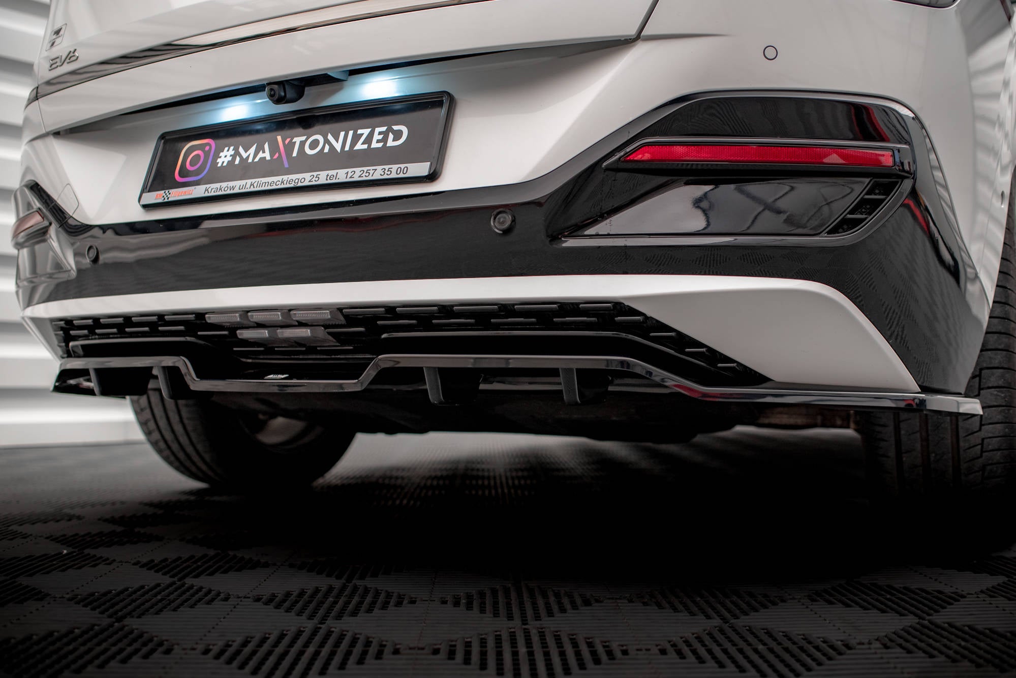 Maxton Design Street+ Mittlerer Diffusor RACE passend für Kia EV6 GT-Line Mk1 schwarz Hochglanz