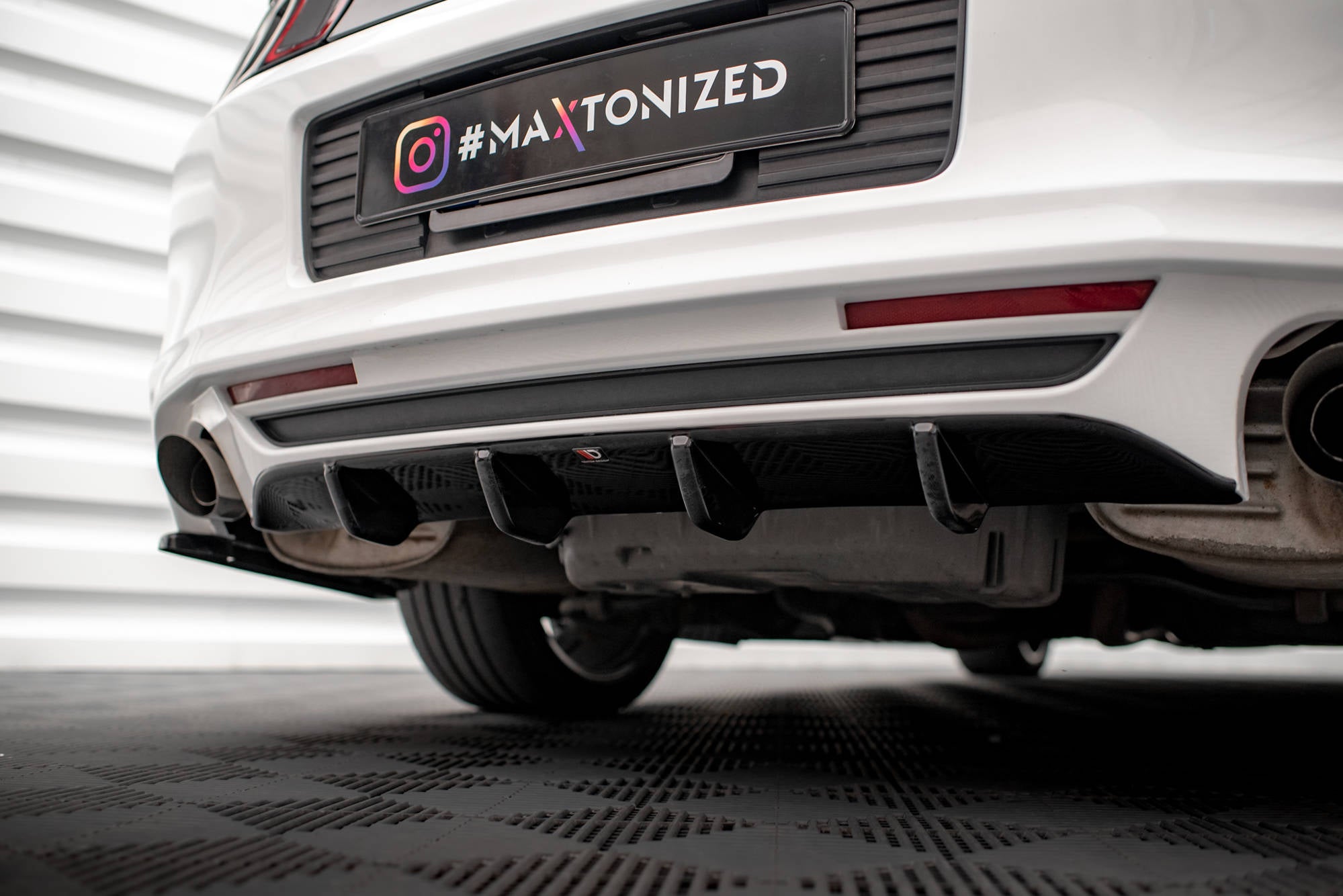 Maxton Design Diffusor Heck Ansatz passend für Ford Mustang Mk5 Facelift schwarz Hochglanz
