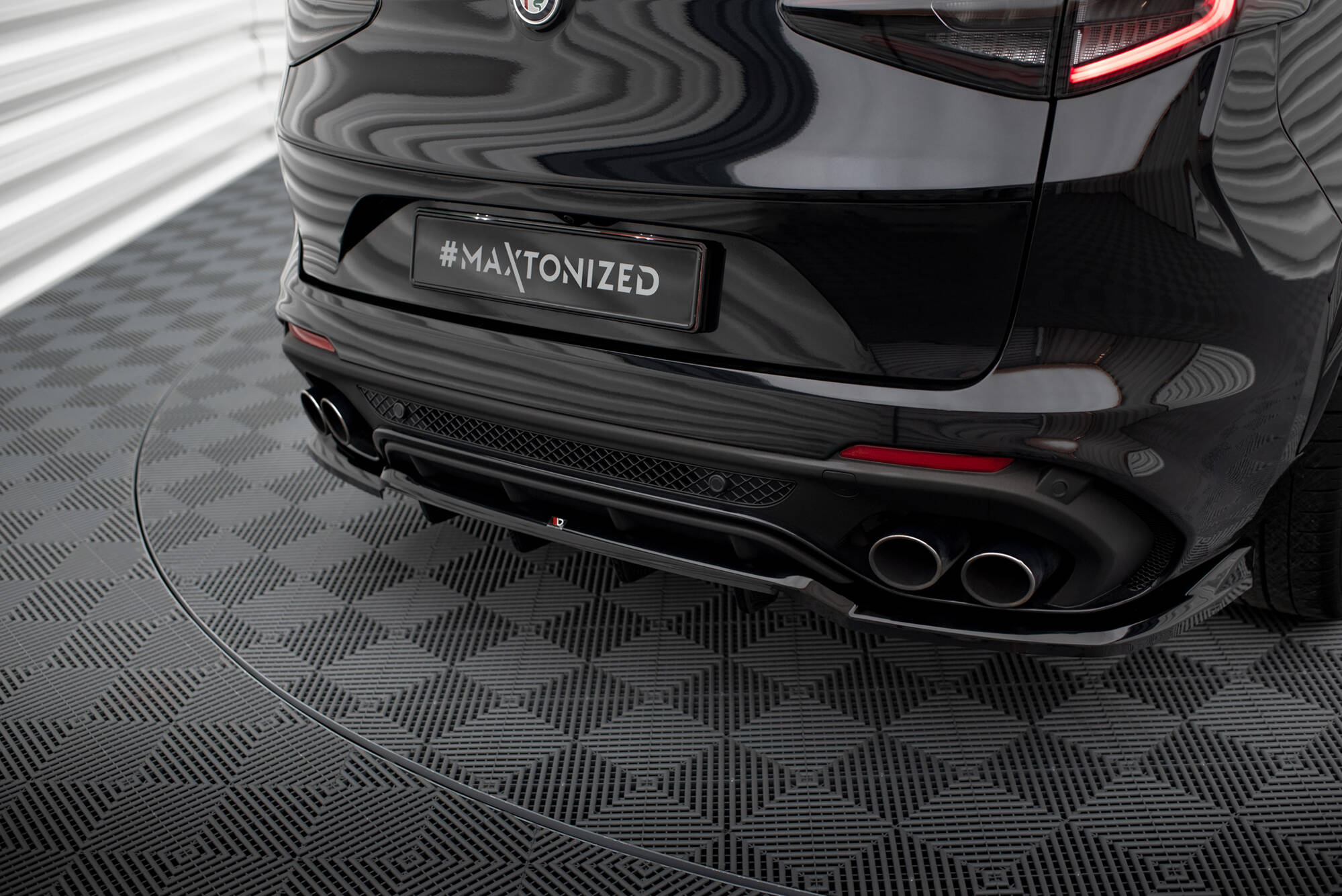 Maxton Design Street+ Mittlerer Diffusor RACE passend für Alfa Romeo Stelvio Quadrifoglio Mk1 schwarz Hochglanz
