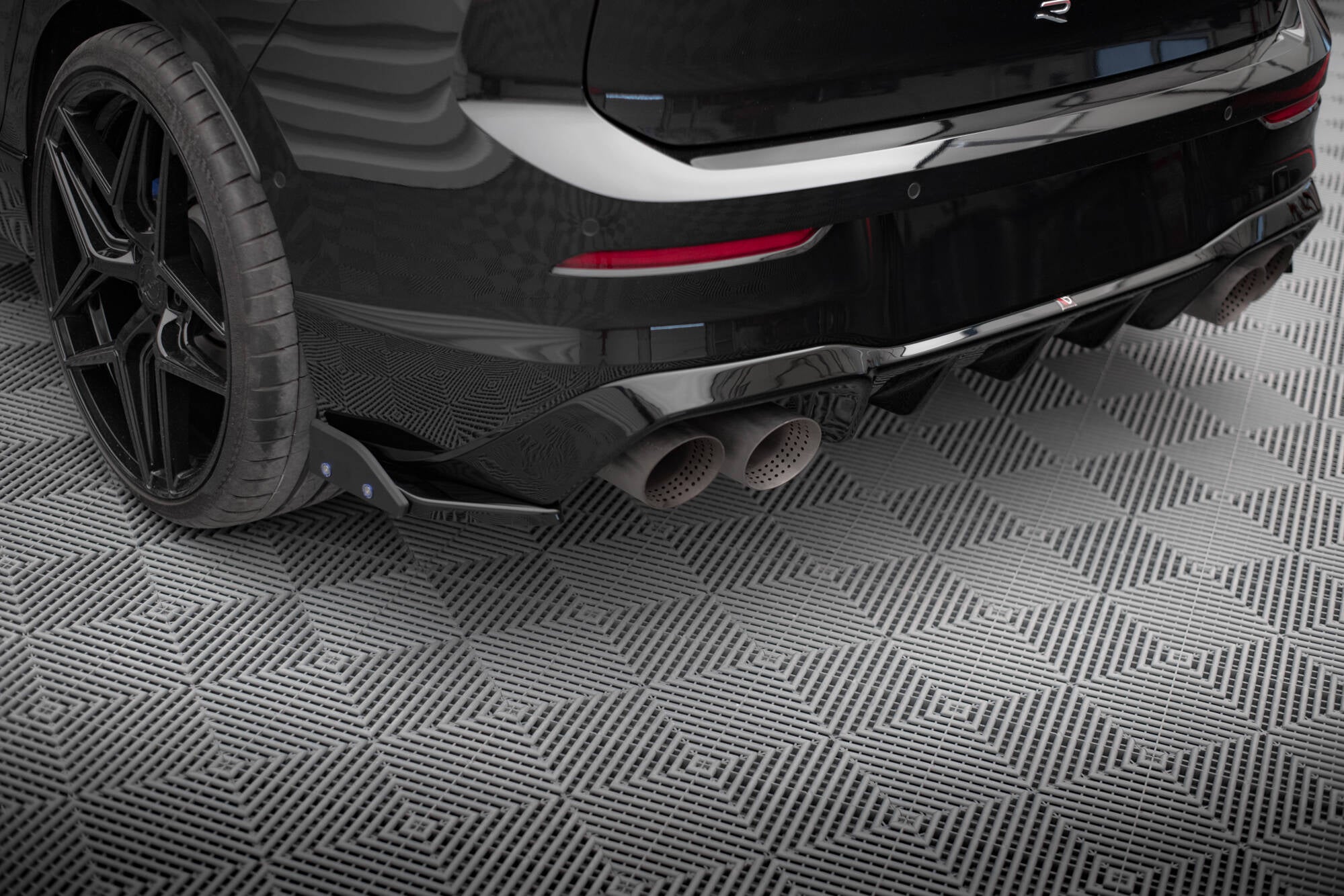Maxton Design Heck Ansatz Flaps Diffusor V.5 + Flaps passend für VW Golf R Hatchback Mk8 Facelift