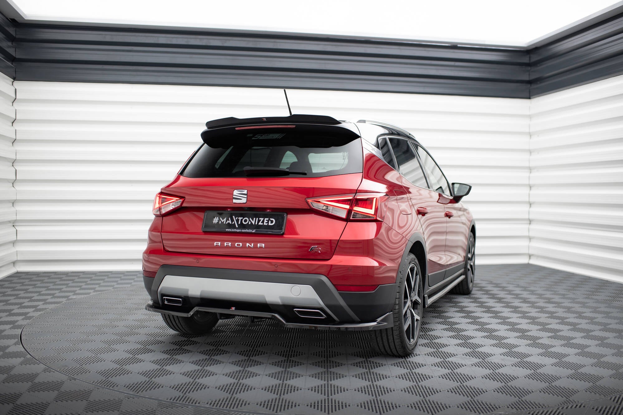 Maxton Design Street+ Mittlerer Diffusor RACE passend für Seat Arona FR Mk1 schwarz Hochglanz