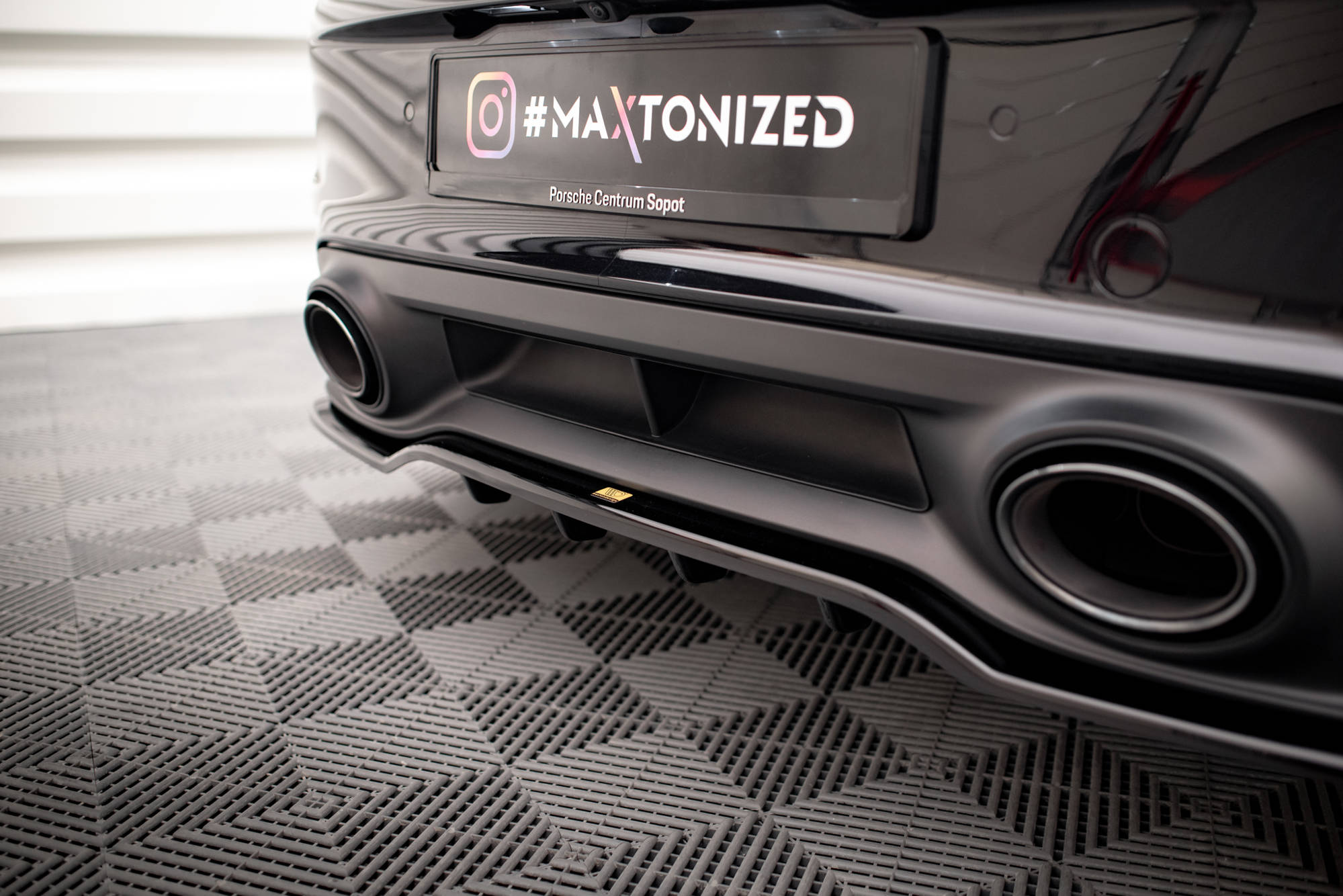 Maxton Design Street+ Mittlerer Diffusor RACE passend für Porsche 911 Turbo S 992 schwarz Hochglanz