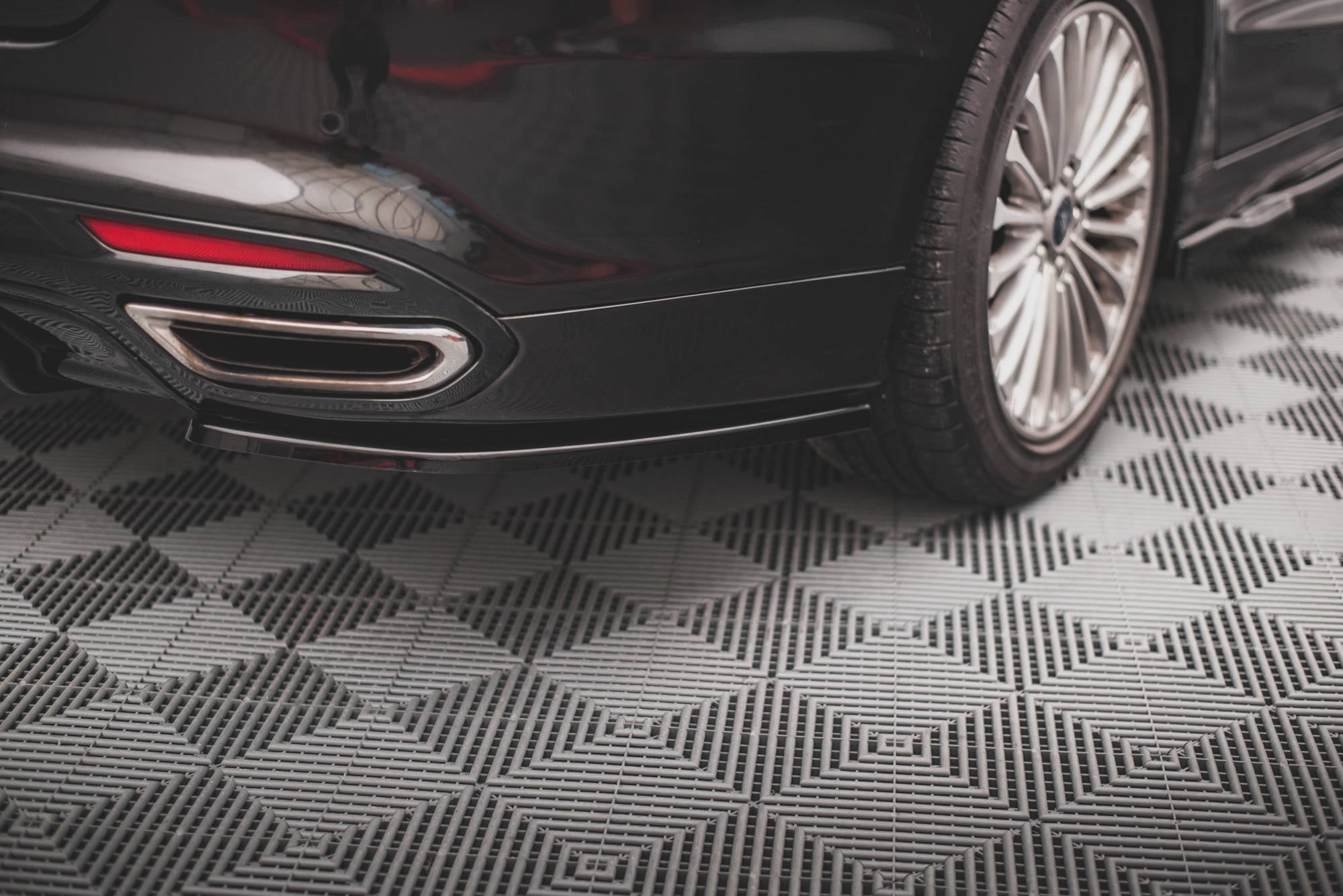 Maxton Design Heck Ansatz Flaps Diffusor passend für Ford Mondeo Mk5 schwarz Hochglanz