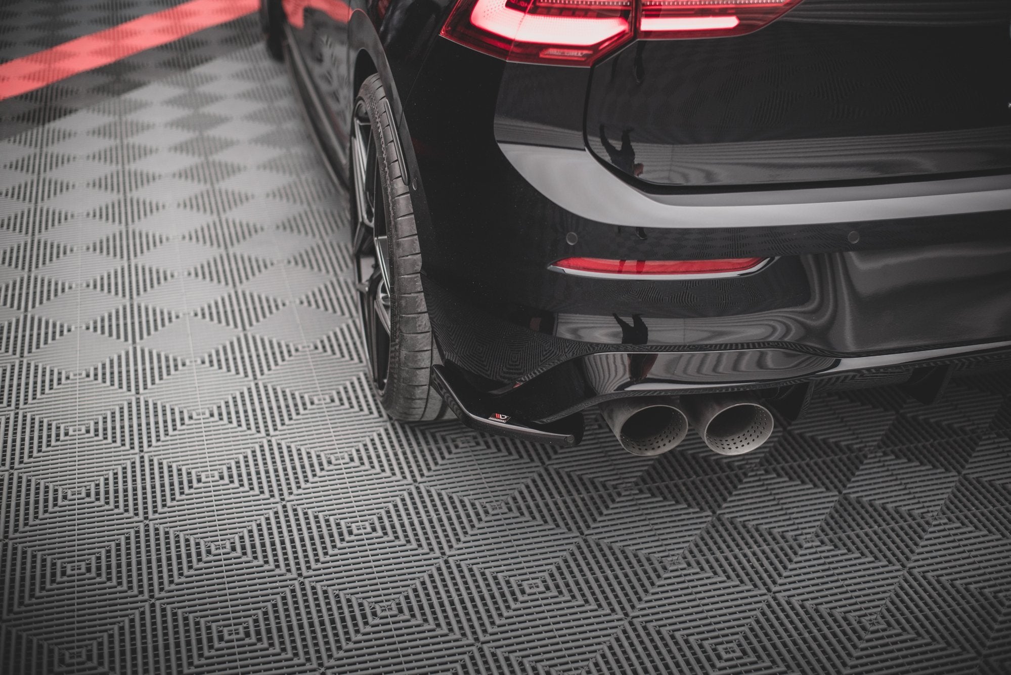 Maxton Design Heck Ansatz Flaps Diffusor V.2 passend für VW Golf R Hatchback Mk8 Facelift schwarz Hochglanz