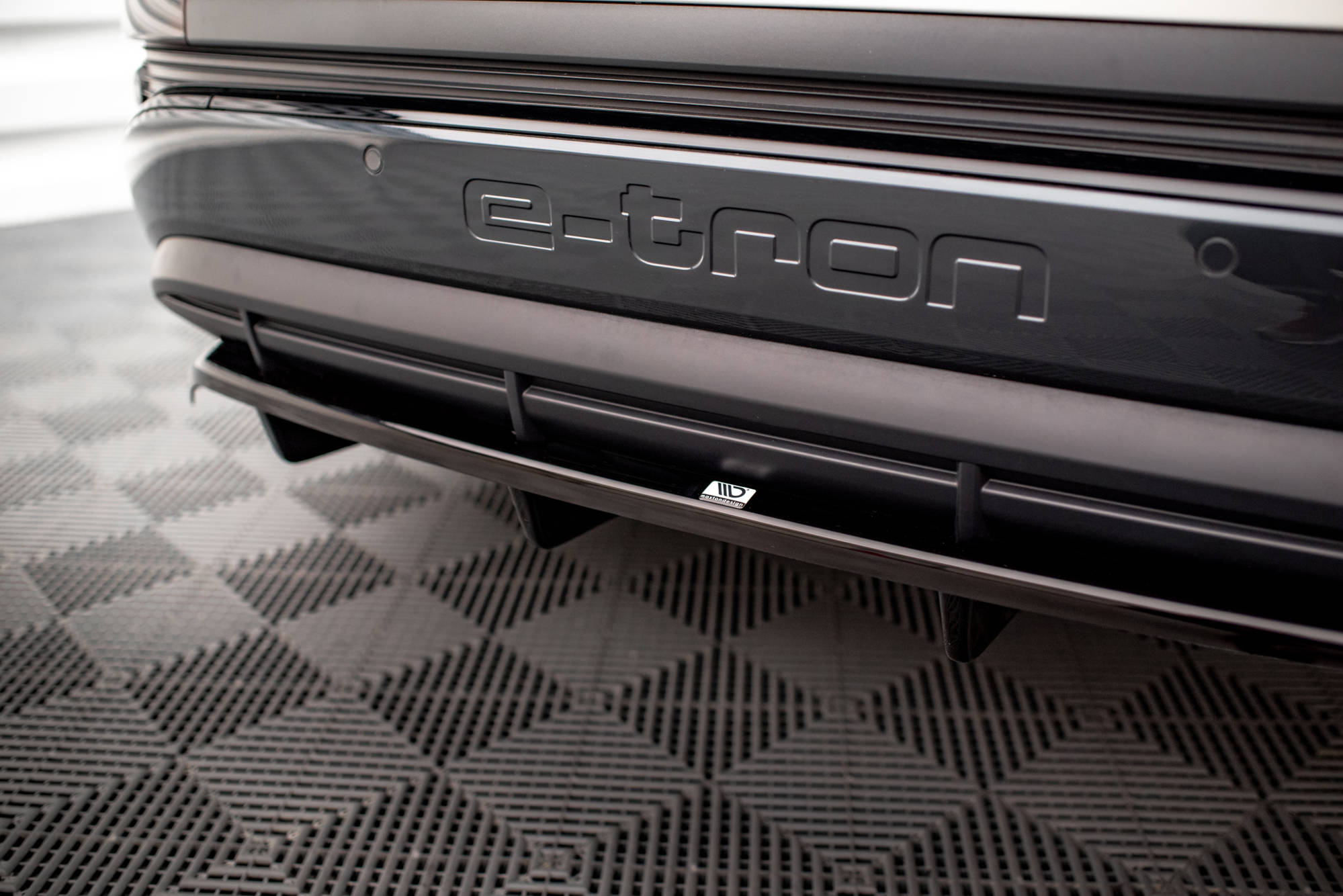 Maxton Design Street+ Mittlerer Diffusor RACE passend für Audi Q4 e-tron Sportback S-line Mk1 schwarz Hochglanz