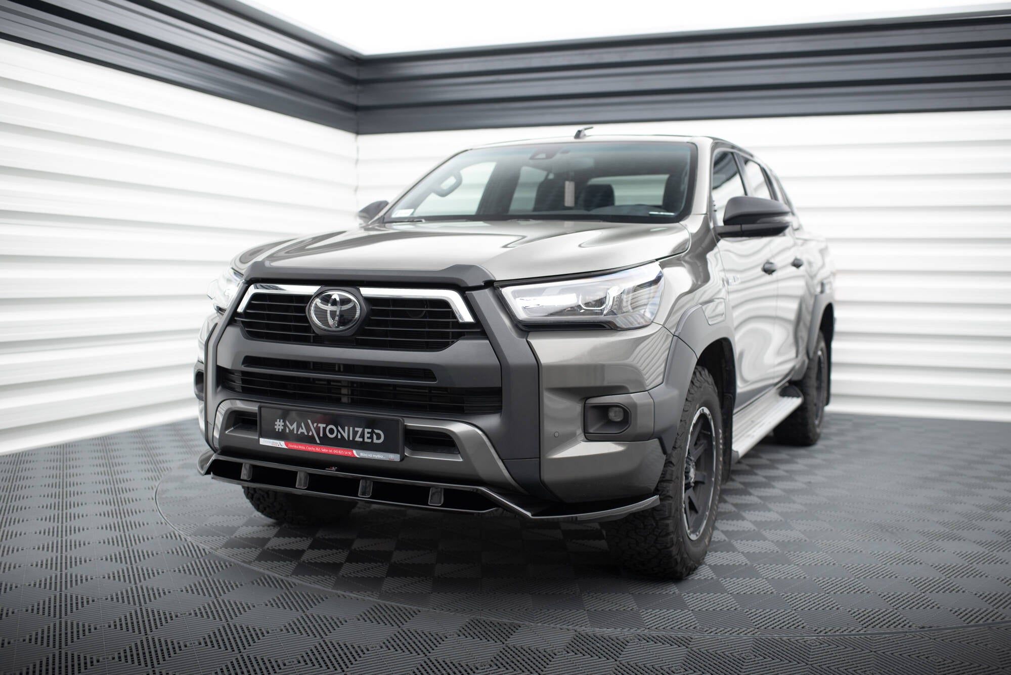 Maxton Design Street+ Spoilerlippe Front Ansatz passend für Toyota Hilux Invincible Mk8 Facelift schwarz Hochglanz