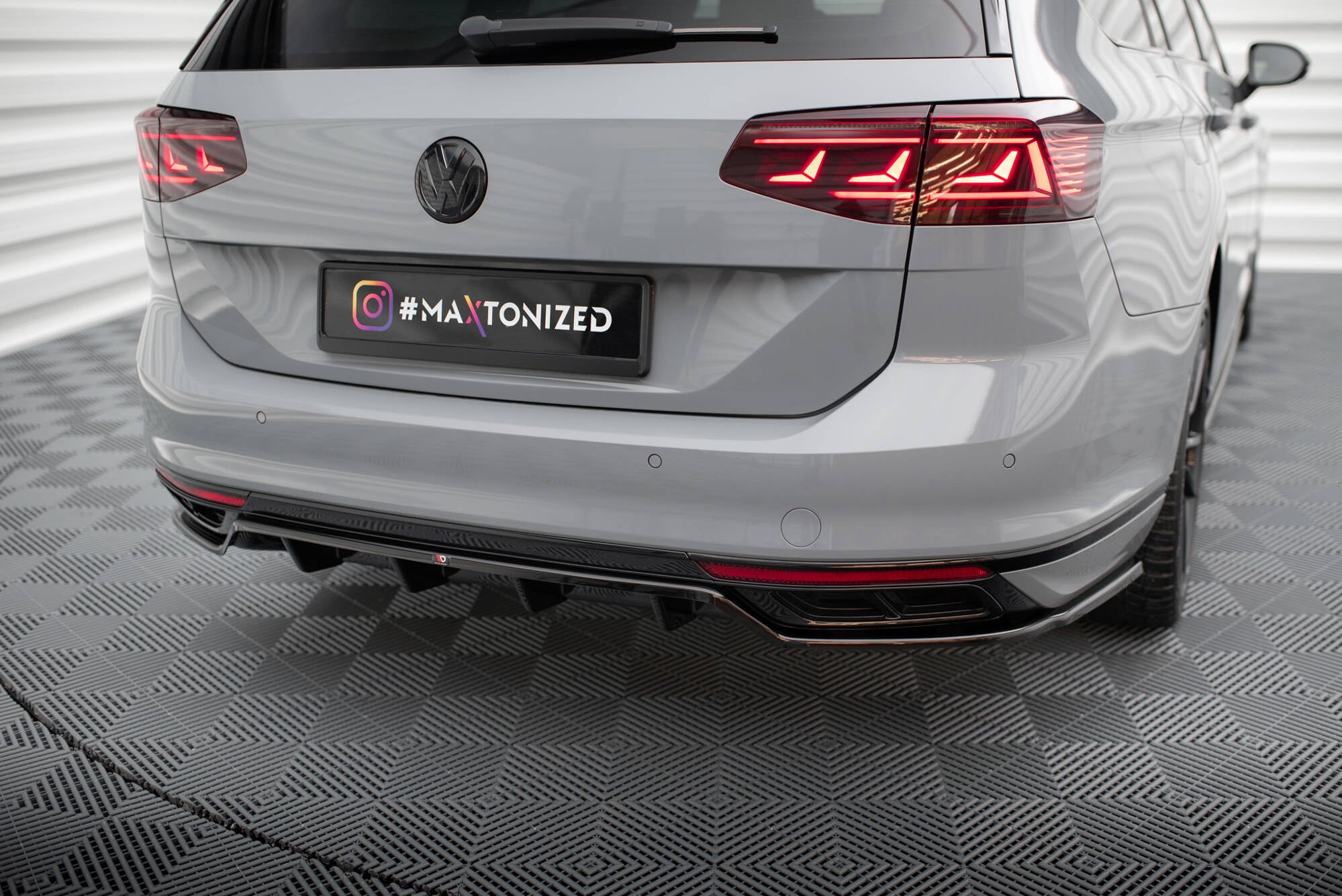 Maxton Design Street+ Mittlerer Diffusor RACE passend für VW Passat R-Line B8 Facelift schwarz Hochglanz